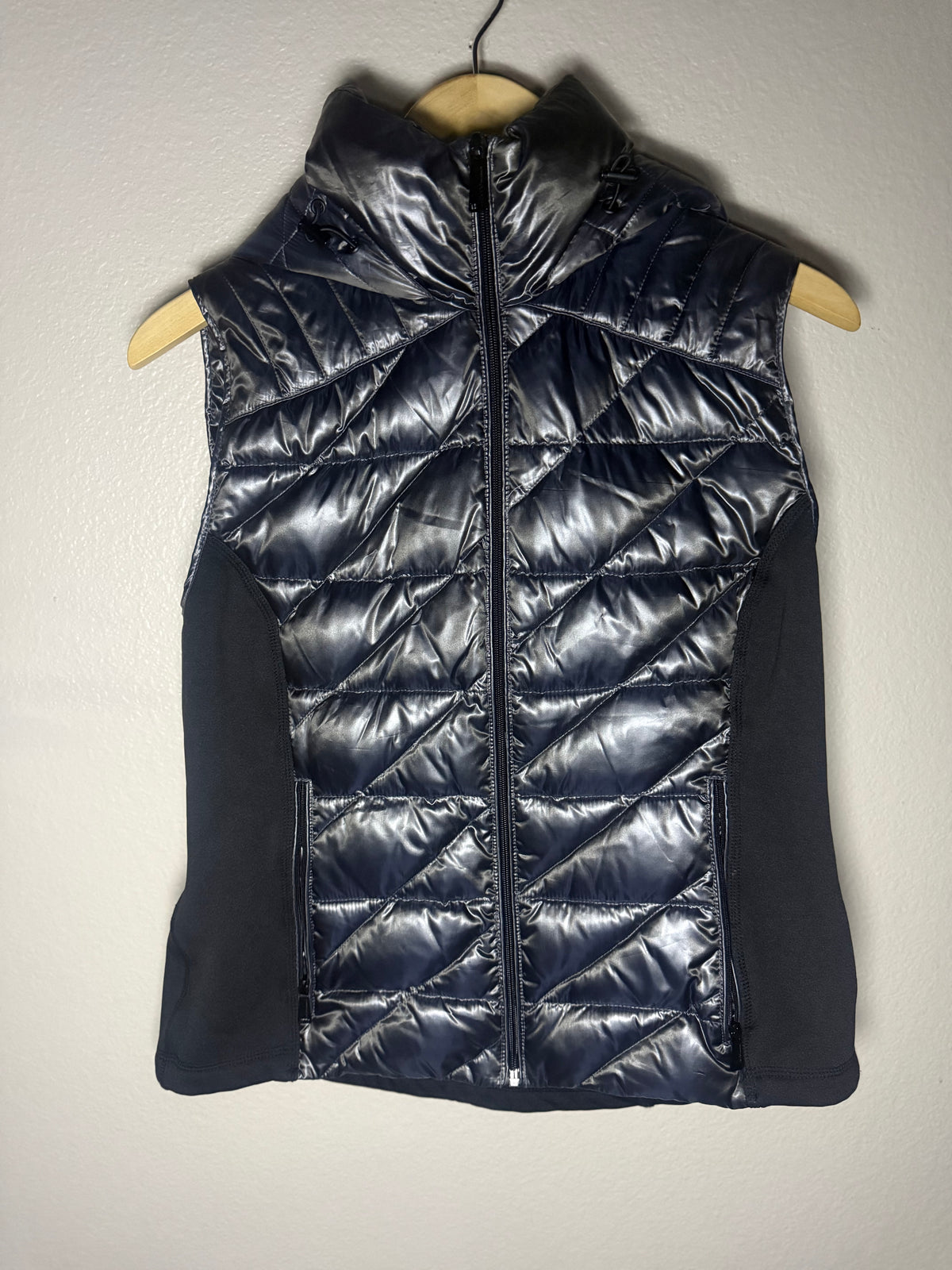 BCBGeneration 60% Down 40% Waterfowl Filled L Black/Metalic Charcoal Grey Down Vest
