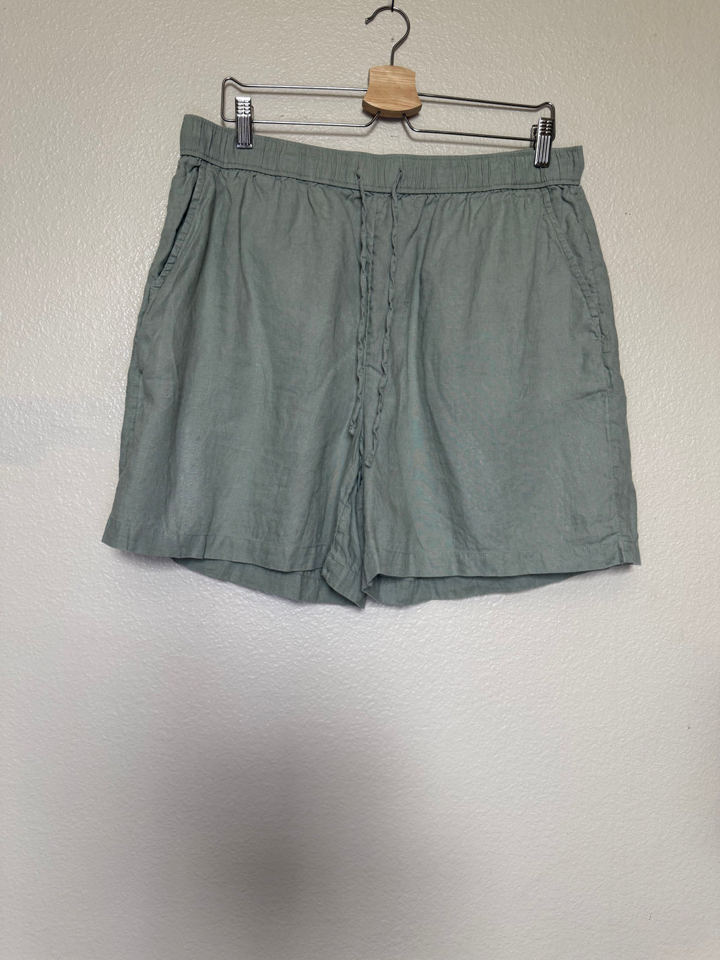 Tahari 100% Linen Women's XL Nature Green Shorts With Pockets