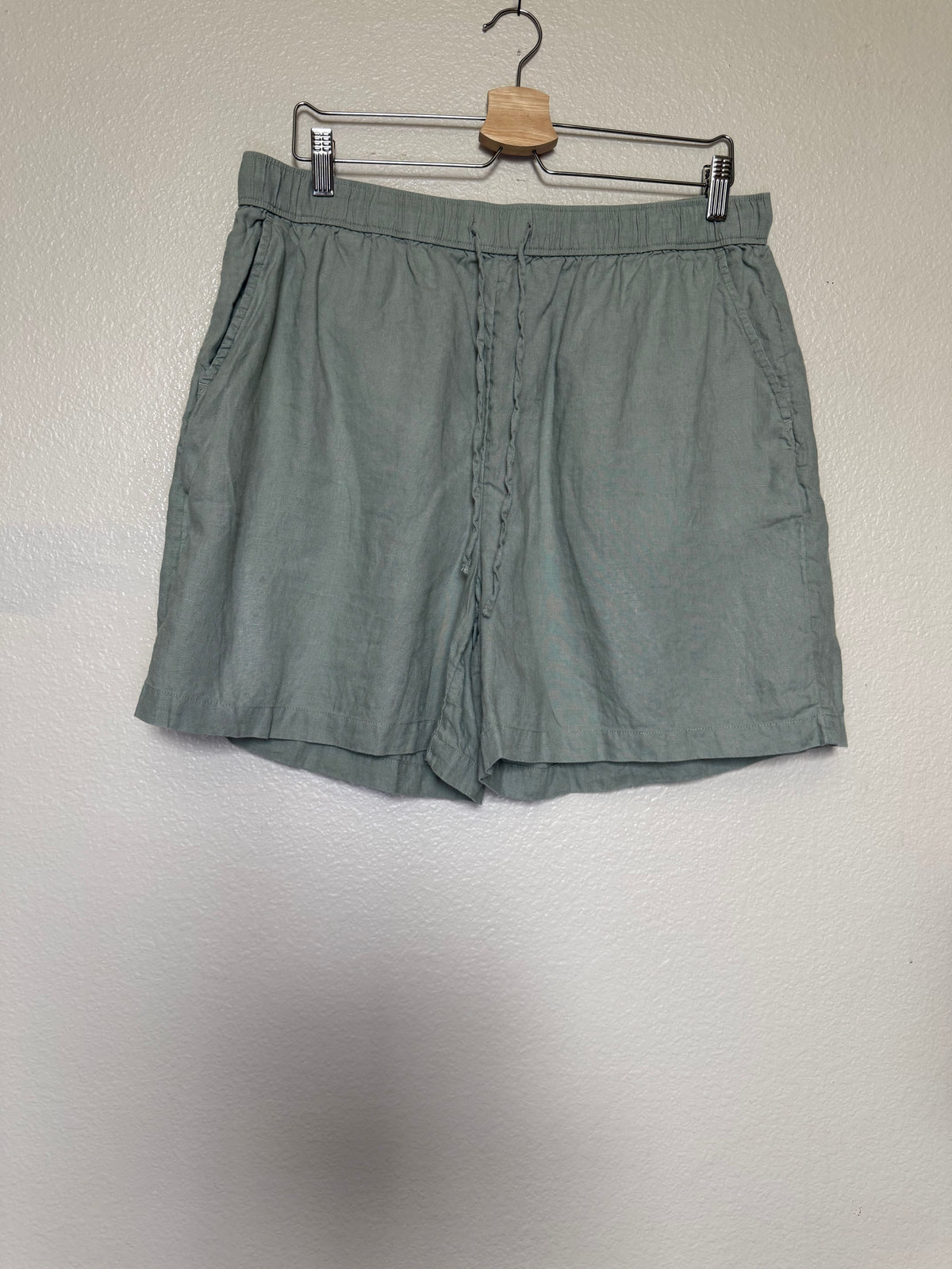 Tahari 100% Linen Women's XL Nature Green Shorts With Pockets