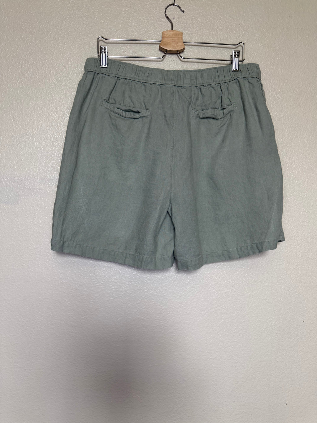 Tahari 100% Linen Women's XL Nature Green Shorts With Pockets