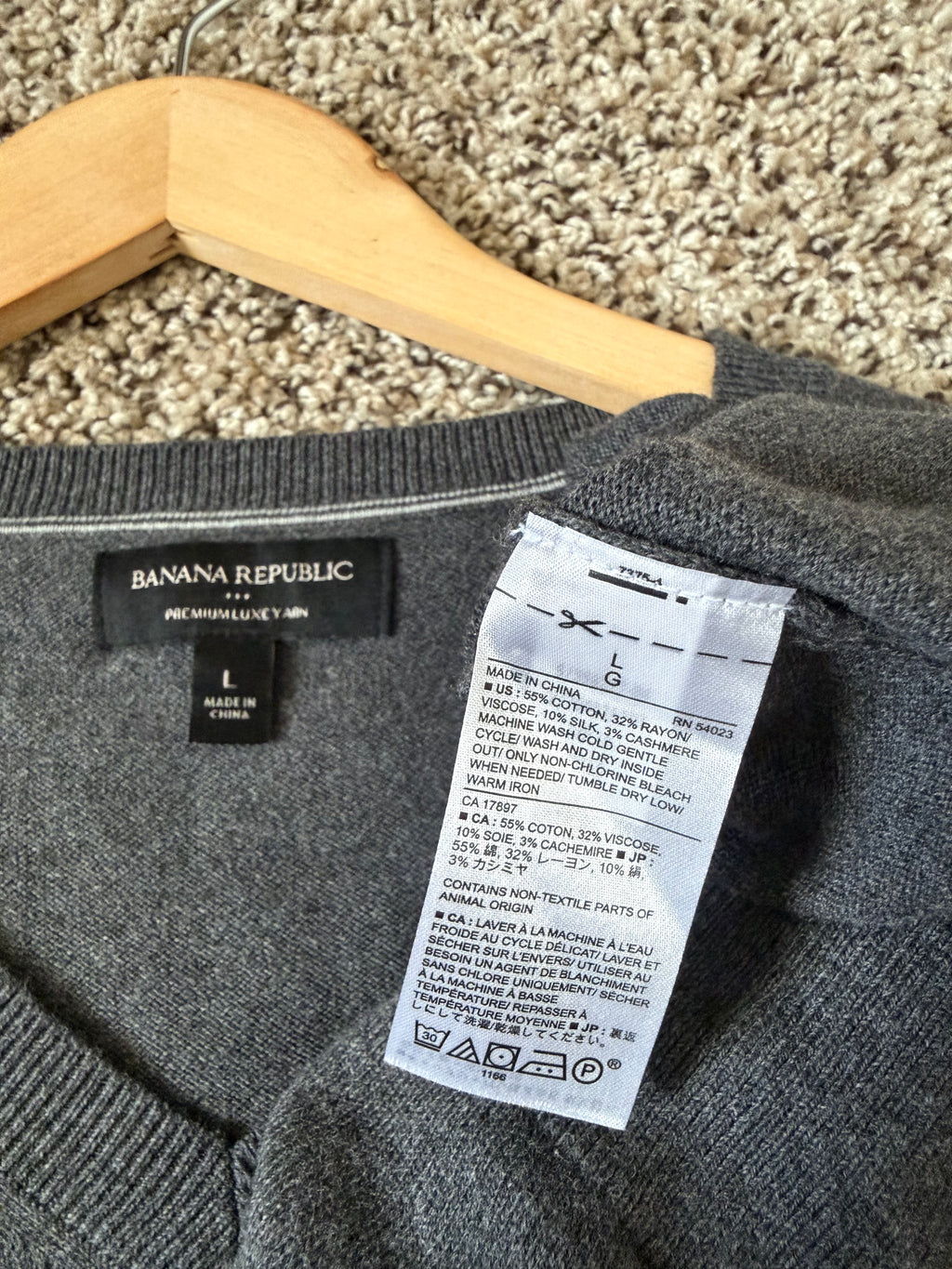 Banana Republic 55% Cotton 35% Viscose 10% Silk 3% Cashmere L Grey Knit V-Neck