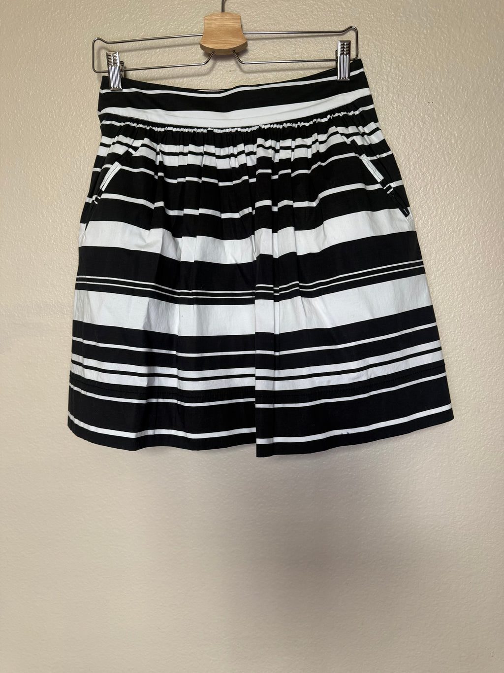 Banana Republic 97% Cotton 3% Spandex Size 2 Black and White Striped Balloon Hem Bubble Mini Skirt