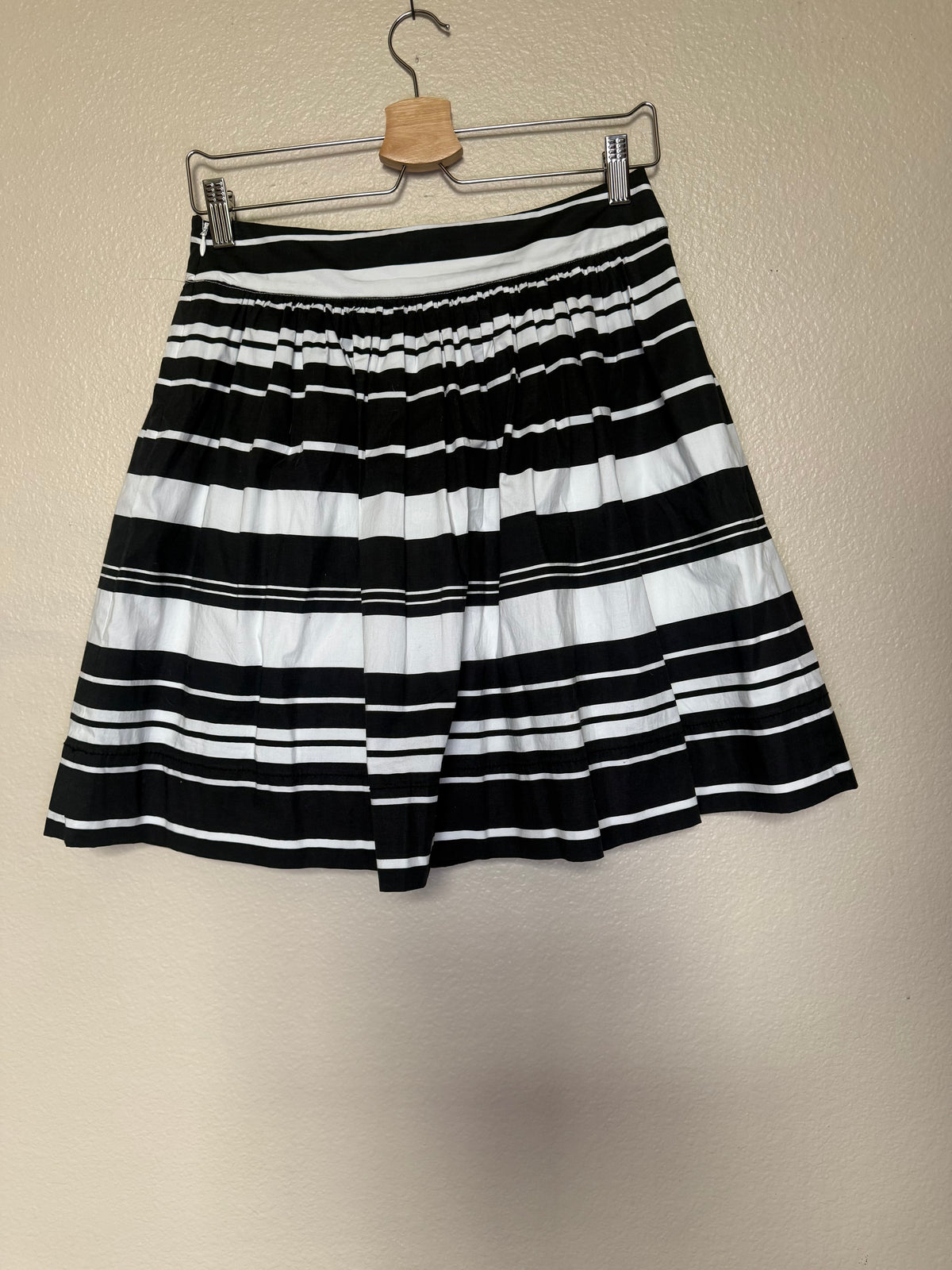 Banana Republic 97% Cotton 3% Spandex Size 2 Black and White Striped Balloon Hem Bubble Mini Skirt