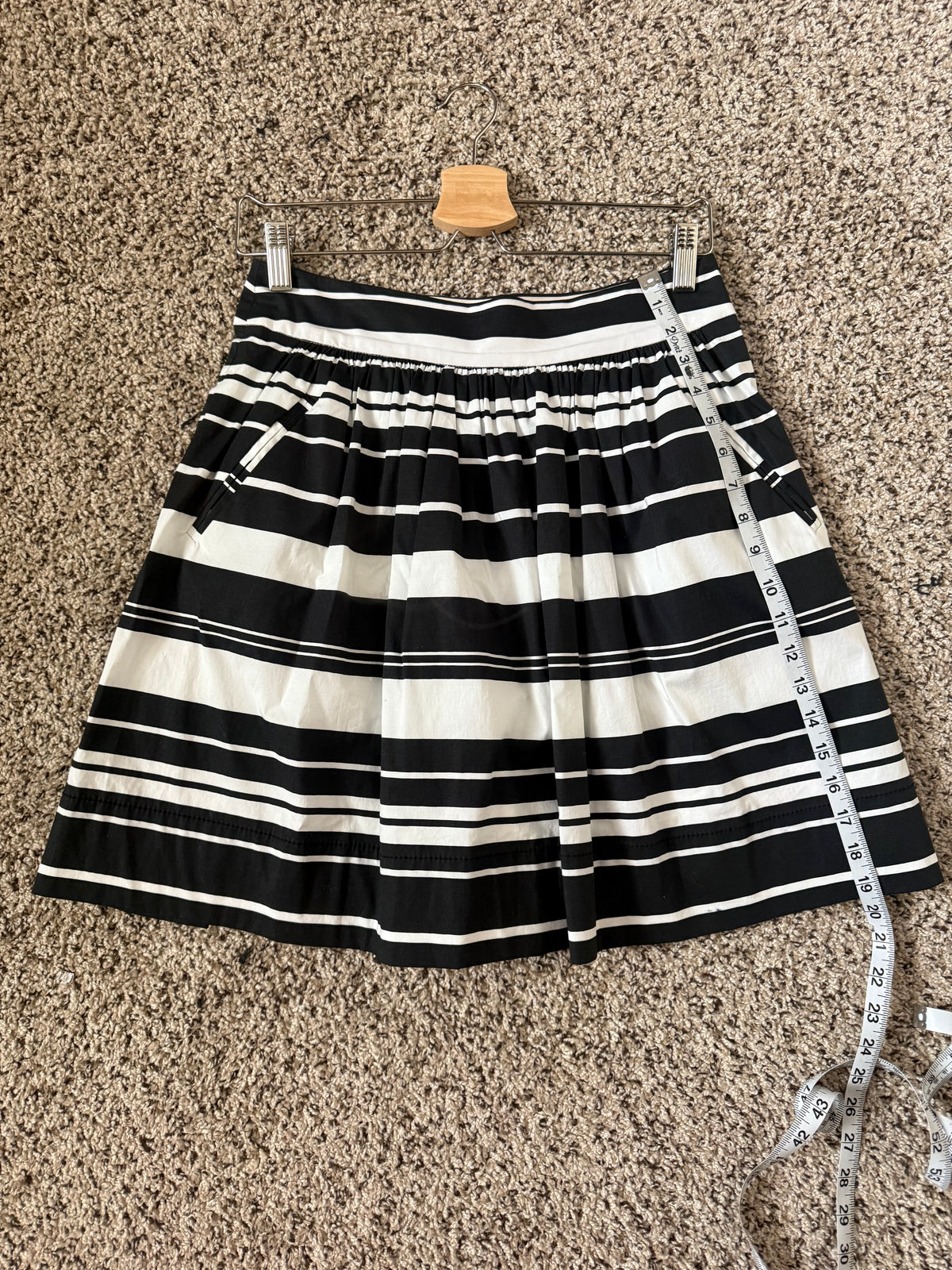 Banana Republic 97% Cotton 3% Spandex Size 2 Black and White Striped Balloon Hem Bubble Mini Skirt