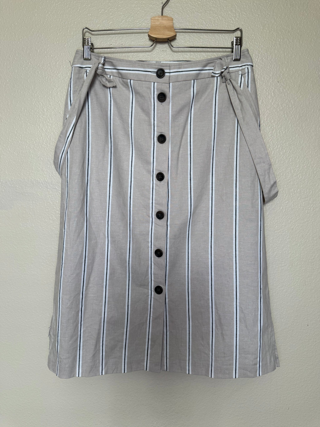 Banana Republic 54% Linen 44% Cotton 2% Elastane Size 8 Tan With White and Black Vertical Stripes Button Down Midi Skirt