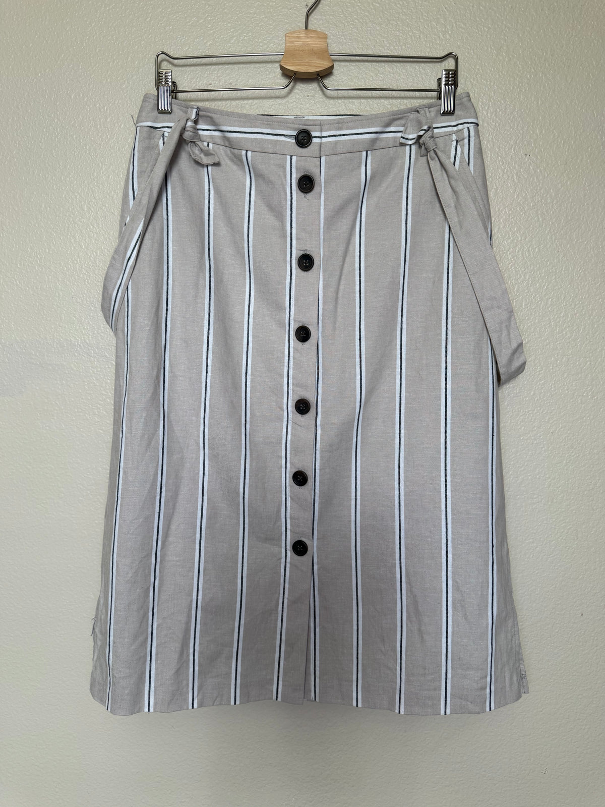 Banana Republic 54% Linen 44% Cotton 2% Elastane Size 8 Tan With White and Black Vertical Stripes Button Down Midi Skirt