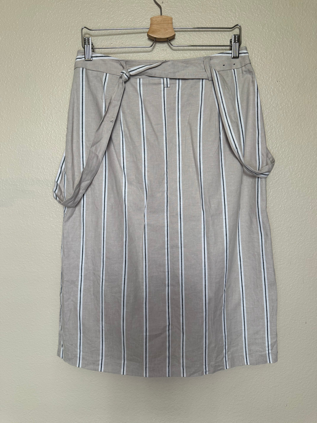 Banana Republic 54% Linen 44% Cotton 2% Elastane Size 8 Tan With White and Black Vertical Stripes Button Down Midi Skirt