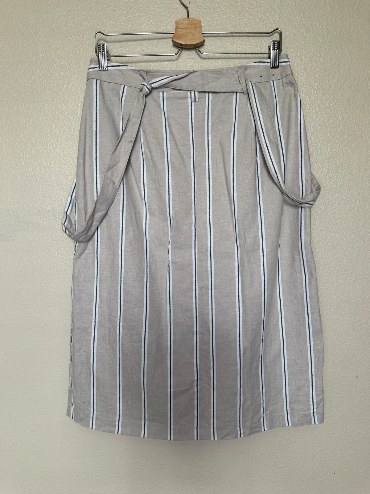 Banana Republic 54% Linen 44% Cotton 2% Elastane Size 8 Tan With White and Black Vertical Stripes Button Down Midi Skirt