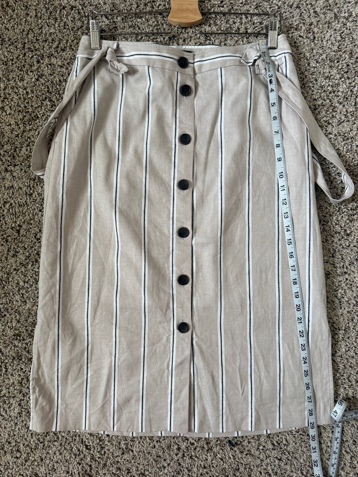 Banana Republic 54% Linen 44% Cotton 2% Elastane Size 8 Tan With White and Black Vertical Stripes Button Down Midi Skirt