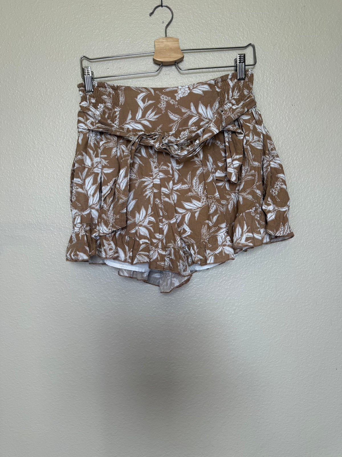 &Merci 60% Cotton 40% Rayon M Light Brown with White Plant Print Paper Bag Shorts