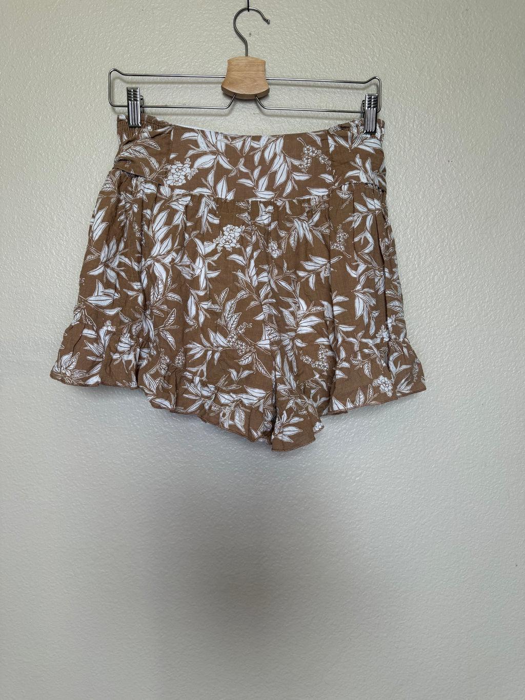 &Merci 60% Cotton 40% Rayon M Light Brown with White Plant Print Paper Bag Shorts