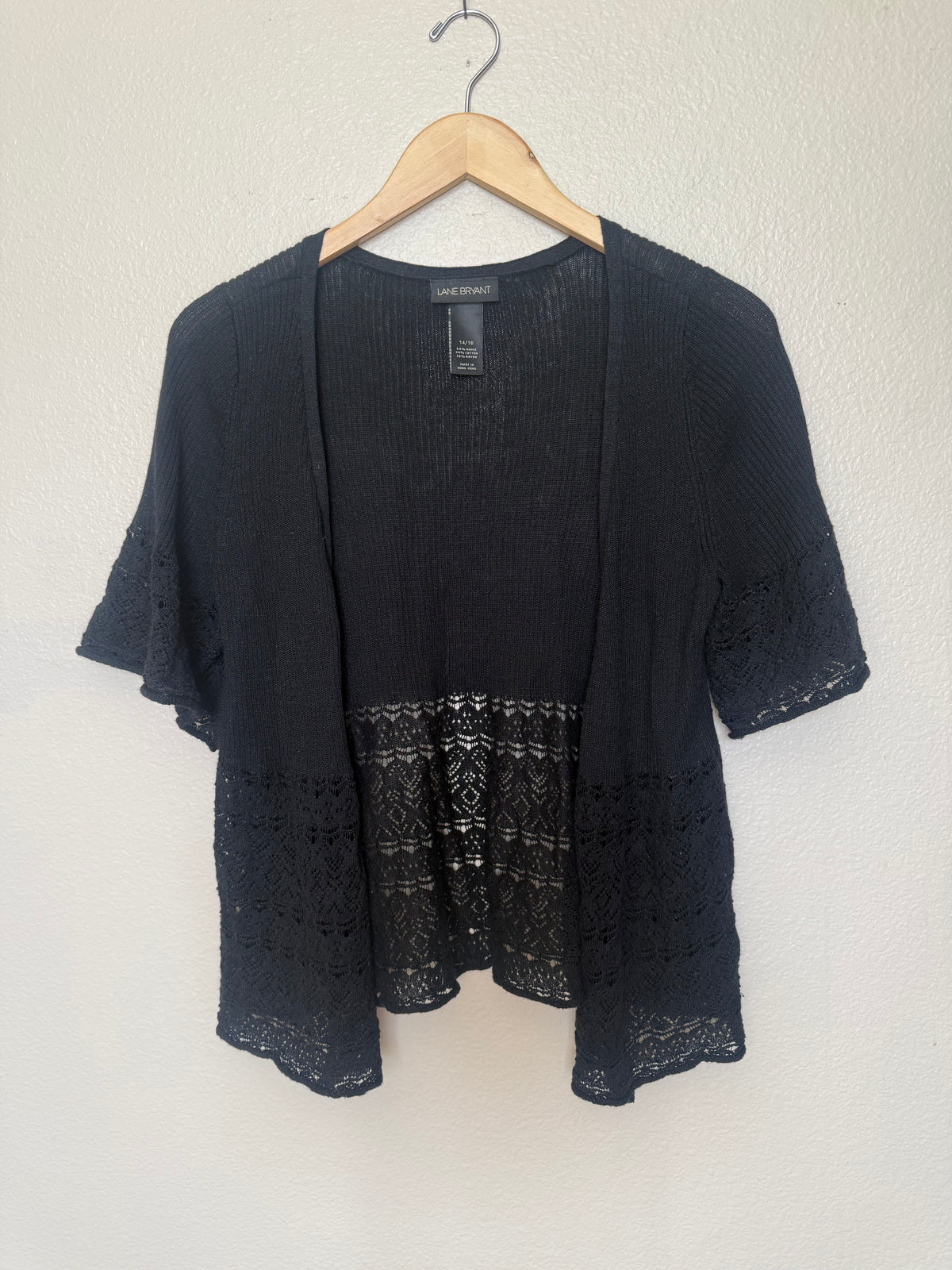 Lane Bryant 54% Ramie 24% Cotton 22% Rayon Size 14/16 Black Short Sleeve Cardigan