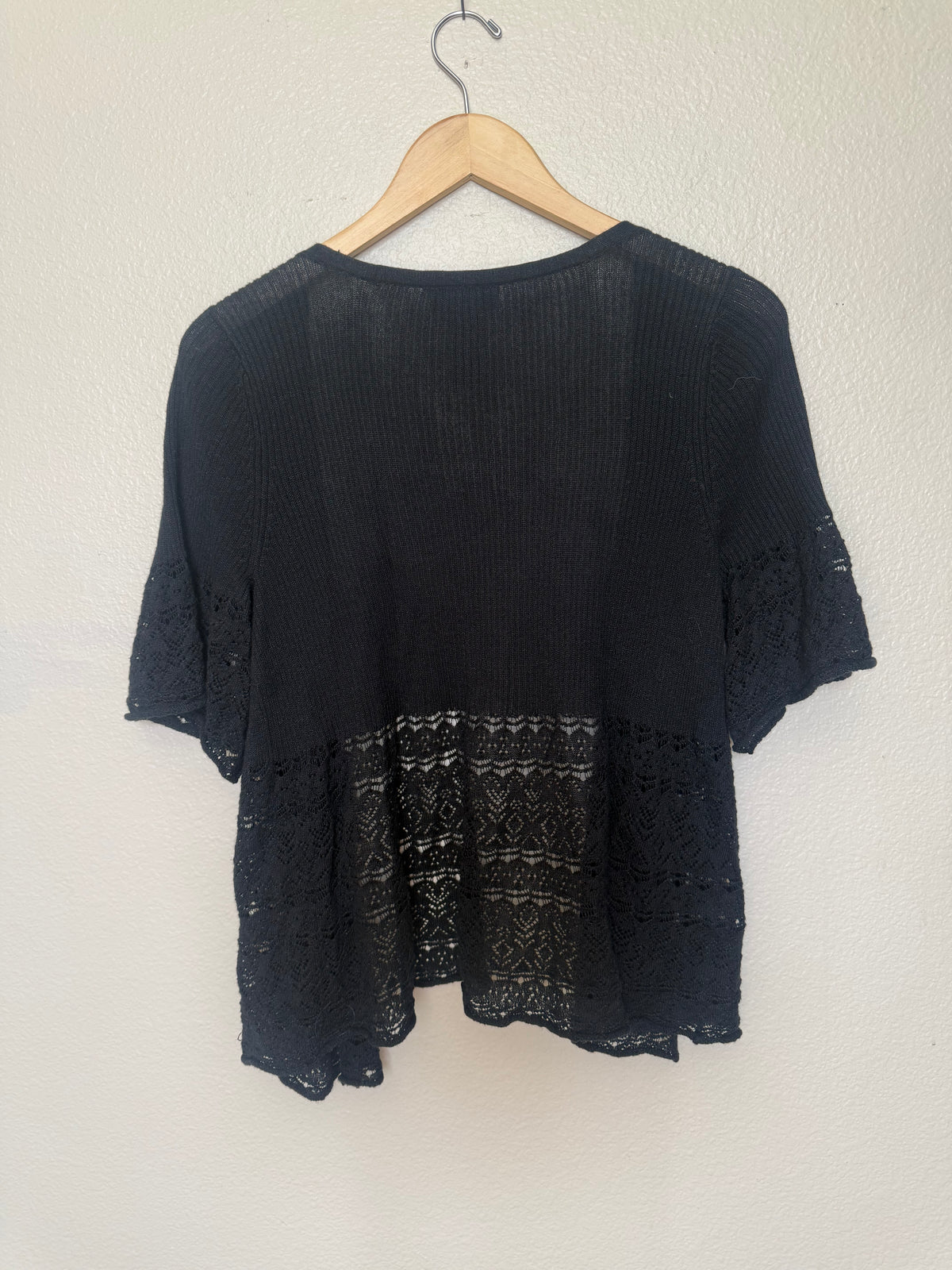 Lane Bryant 54% Ramie 24% Cotton 22% Rayon Size 14/16 Black Short Sleeve Cardigan