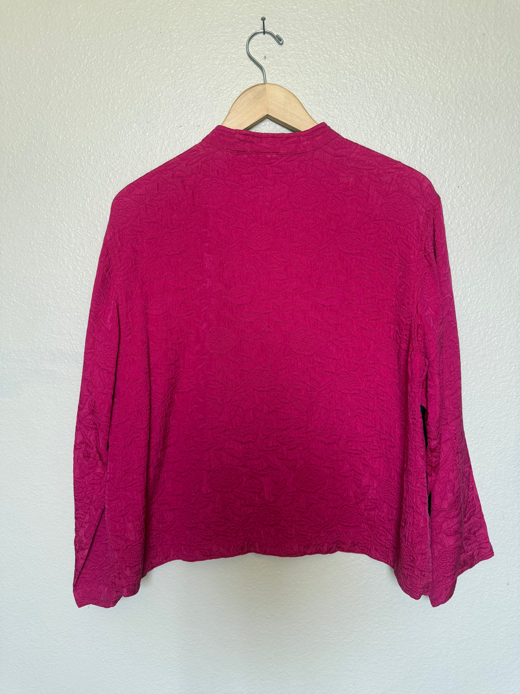Chico's 82% Silk 15% Rayon 3% Cotton Size 2 (L, Size 12) Magenta Button Down with Flower Detail