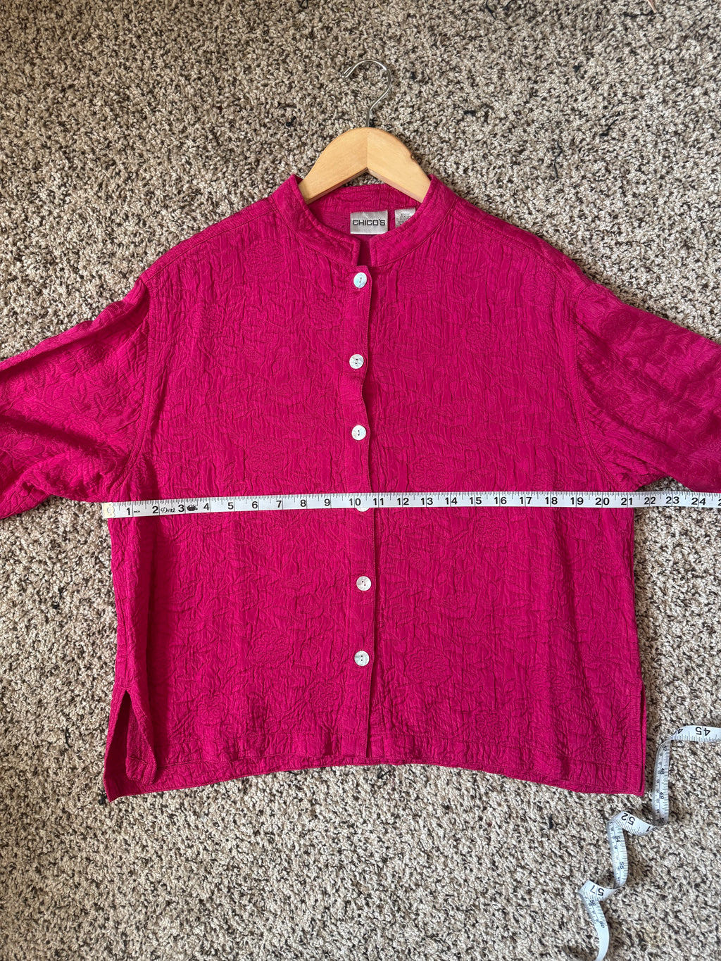 Chico's 82% Silk 15% Rayon 3% Cotton Size 2 (L, Size 12) Magenta Button Down with Flower Detail