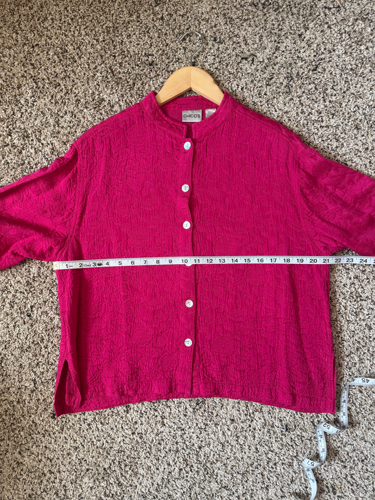 Chico's 82% Silk 15% Rayon 3% Cotton Size 2 (L, Size 12) Magenta Button Down with Flower Detail