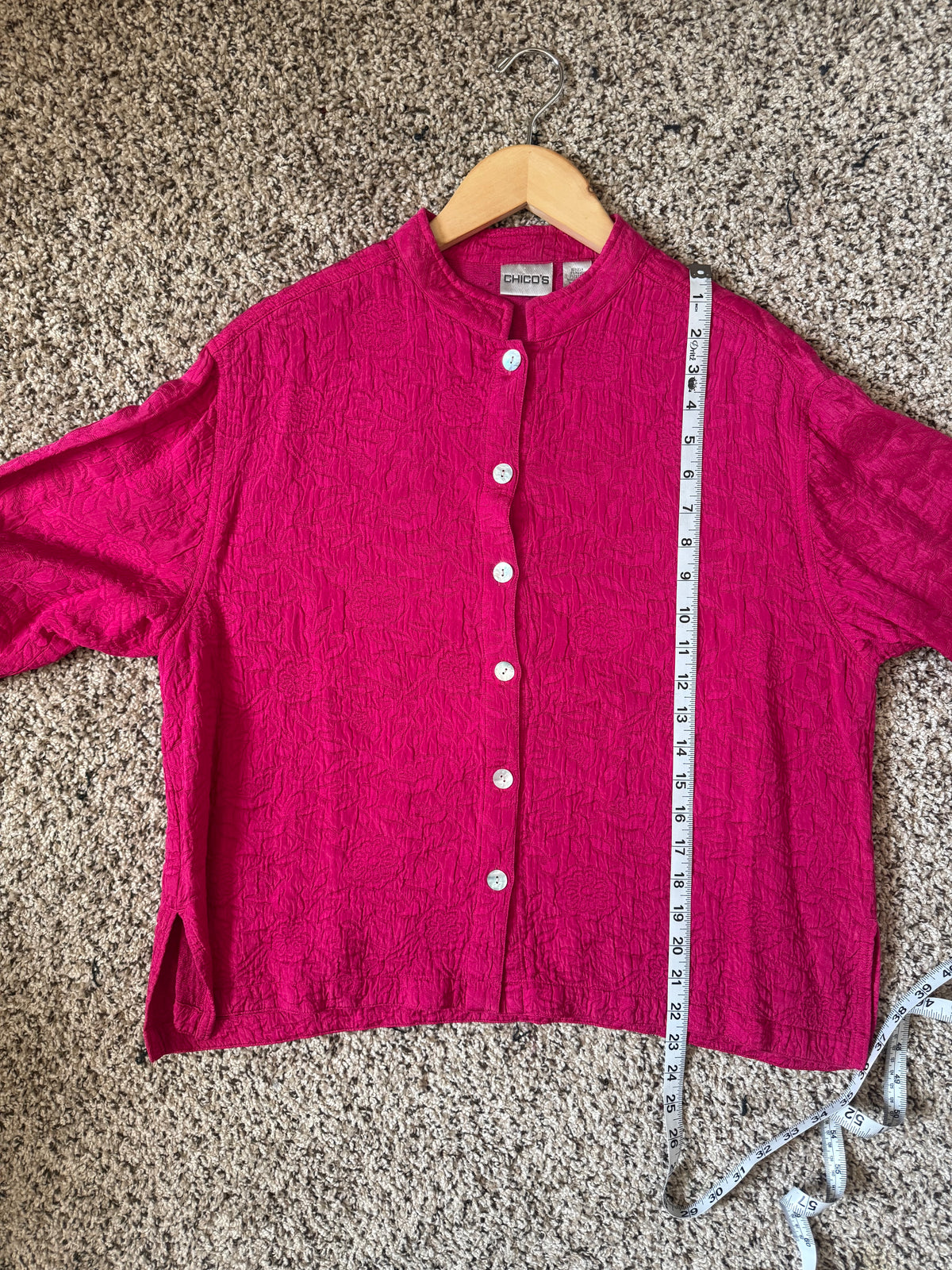Chico's 82% Silk 15% Rayon 3% Cotton Size 2 (L, Size 12) Magenta Button Down with Flower Detail