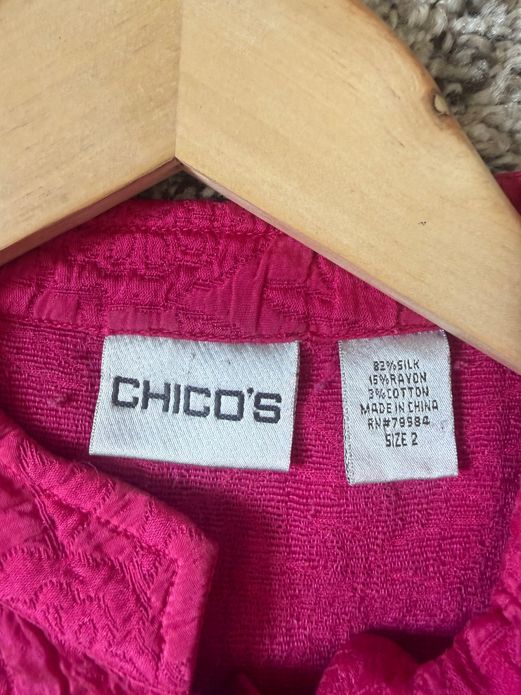 Chico's 82% Silk 15% Rayon 3% Cotton Size 2 (L, Size 12) Magenta Button Down with Flower Detail