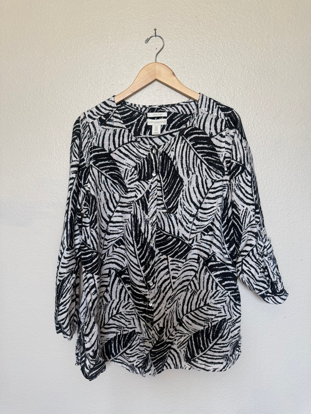 Cynthia Rowley 100% Linen 1X Black and White Plant Detail Button Down