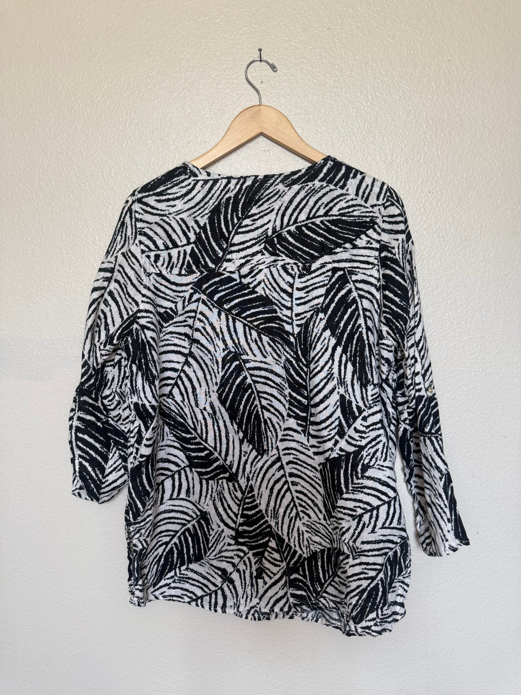 Cynthia Rowley 100% Linen 1X Black and White Plant Detail Button Down