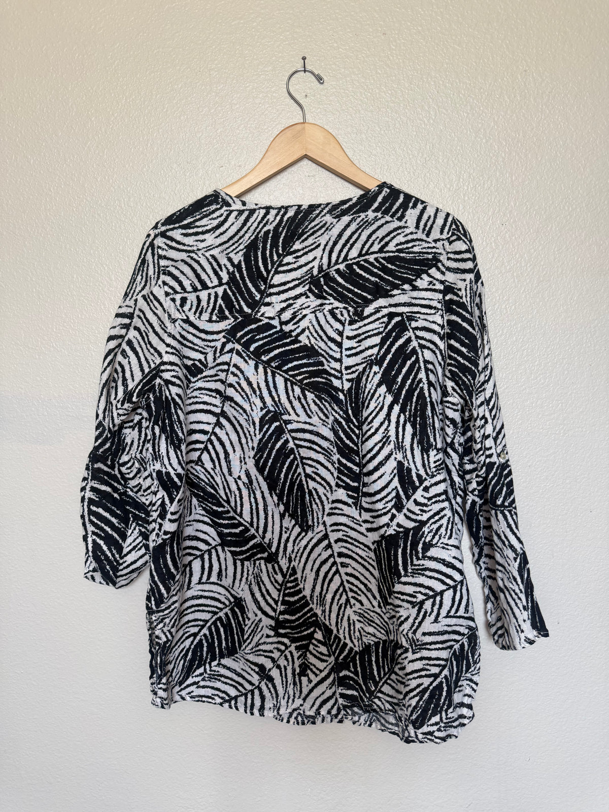 Cynthia Rowley 100% Linen 1X Black and White Plant Detail Button Down