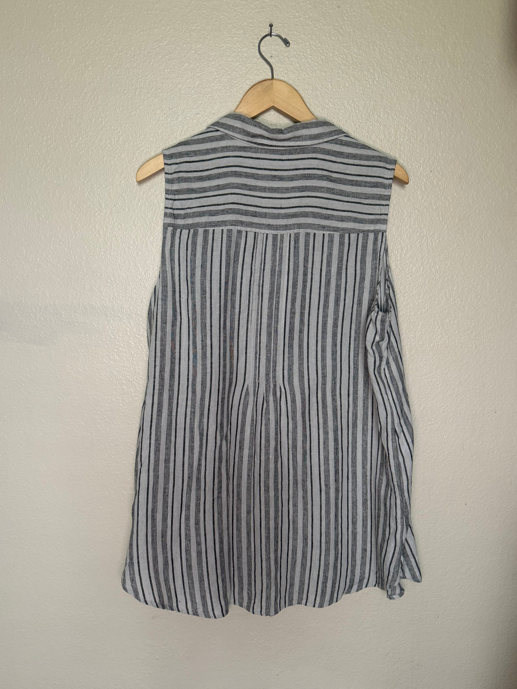 Terra & Sky 53% Linen 47% Lyocell 2X White and Grey Striped Collared Button Down Tank Top
