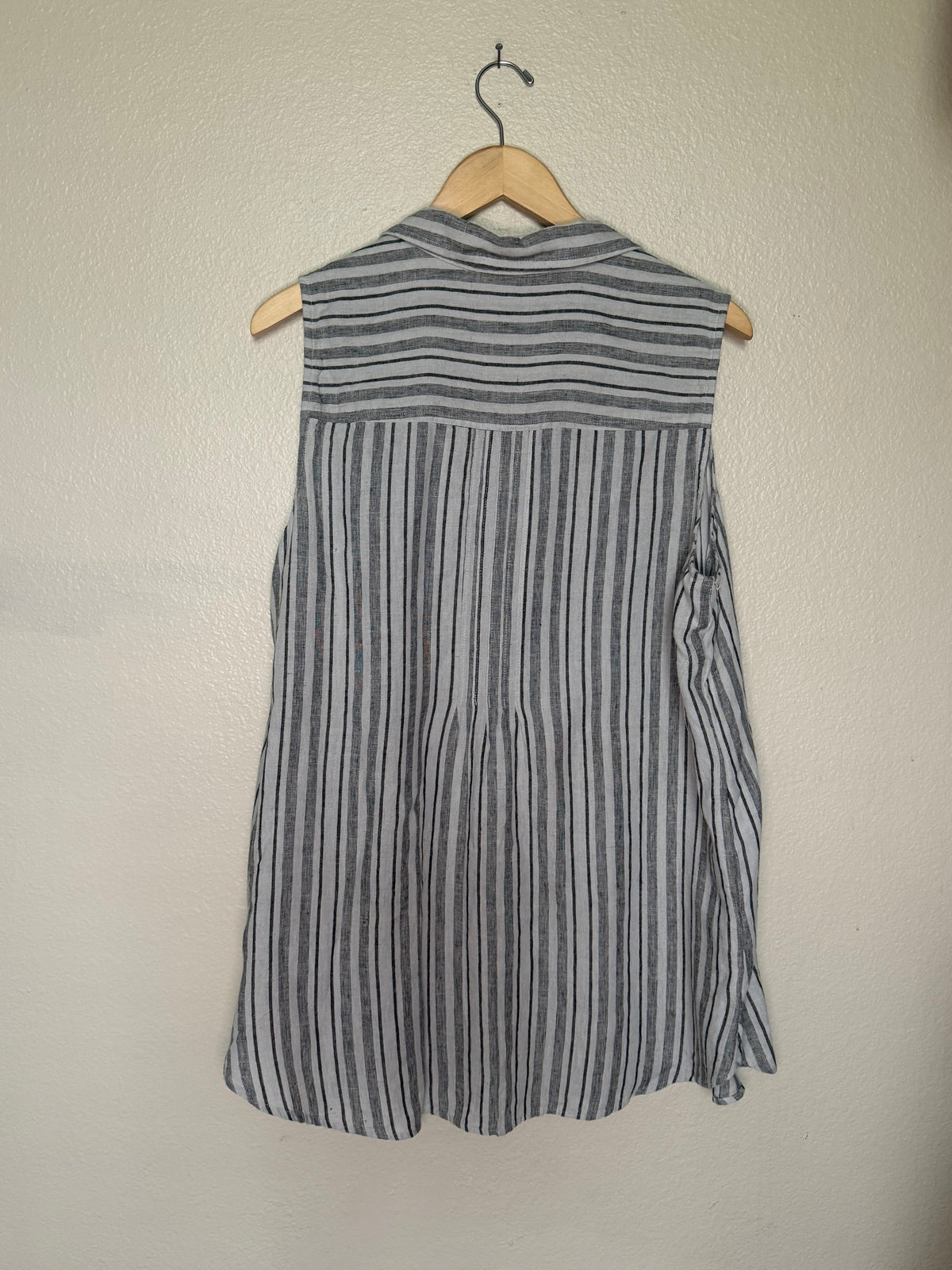 Terra & Sky 53% Linen 47% Lyocell 2X White and Grey Striped Collared Button Down Tank Top