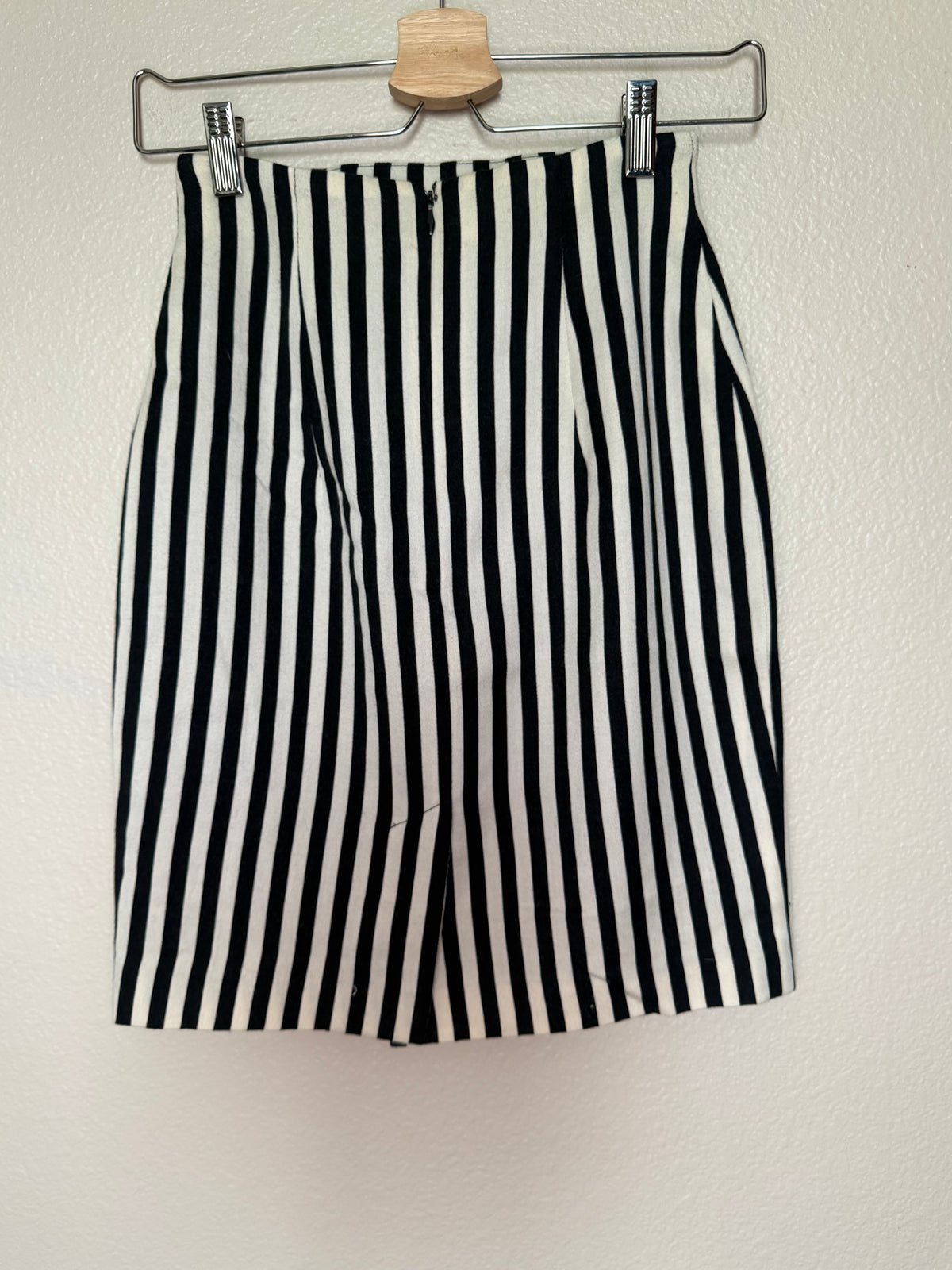 Emanuel 100% Wool Size 8 (Fits like a 0) Black and White Striped Pencil Skirt