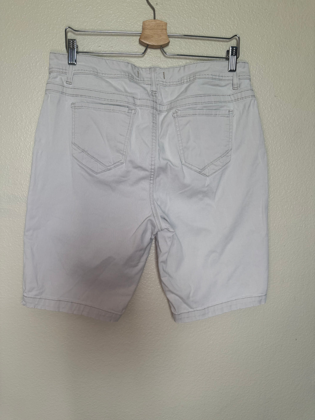 Nine West 98% Cotton 2% Spandex Size 14 Beige Bermuda Shorts