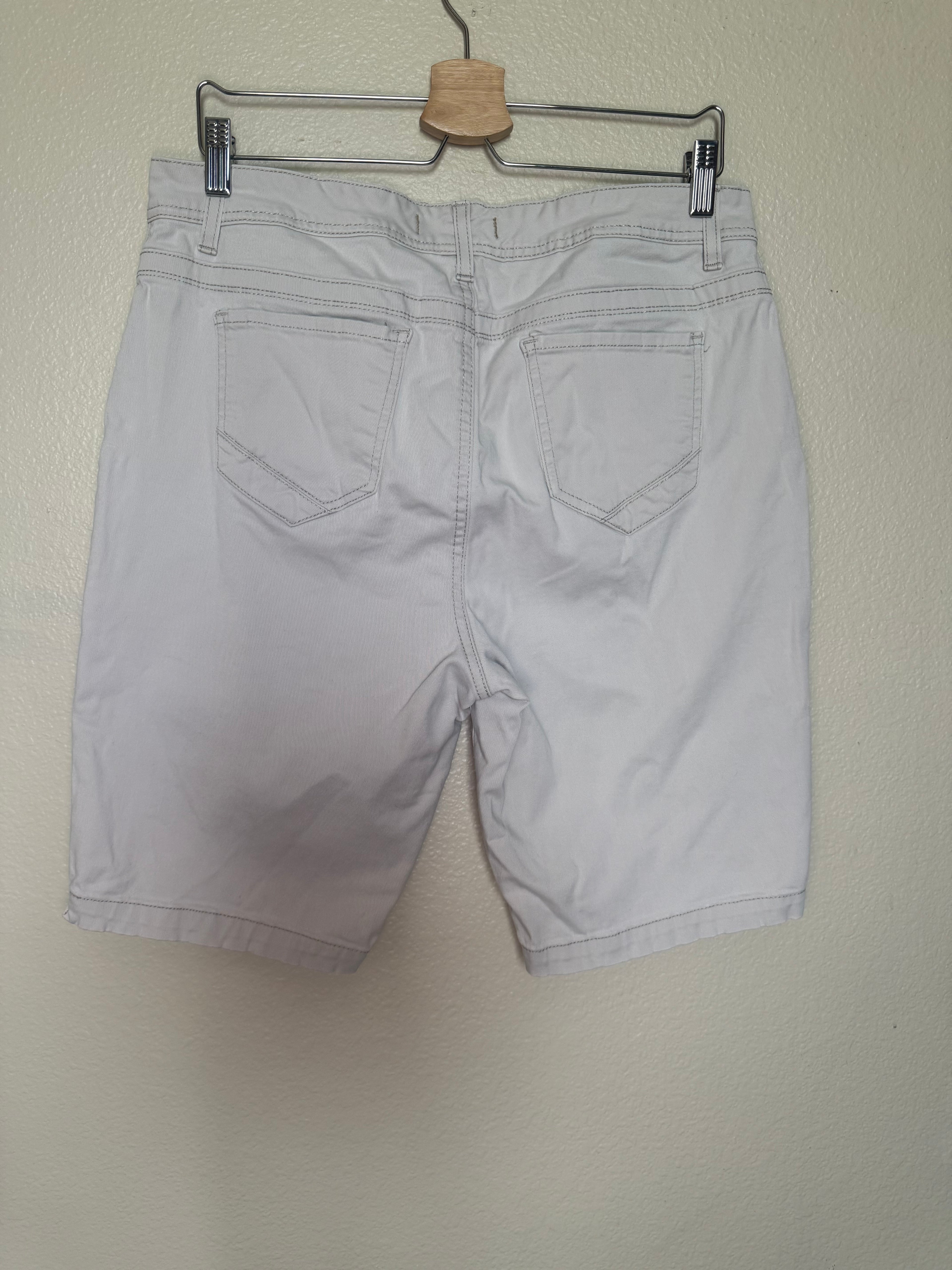 Nine West 98% Cotton 2% Spandex Size 14 Beige Bermuda Shorts