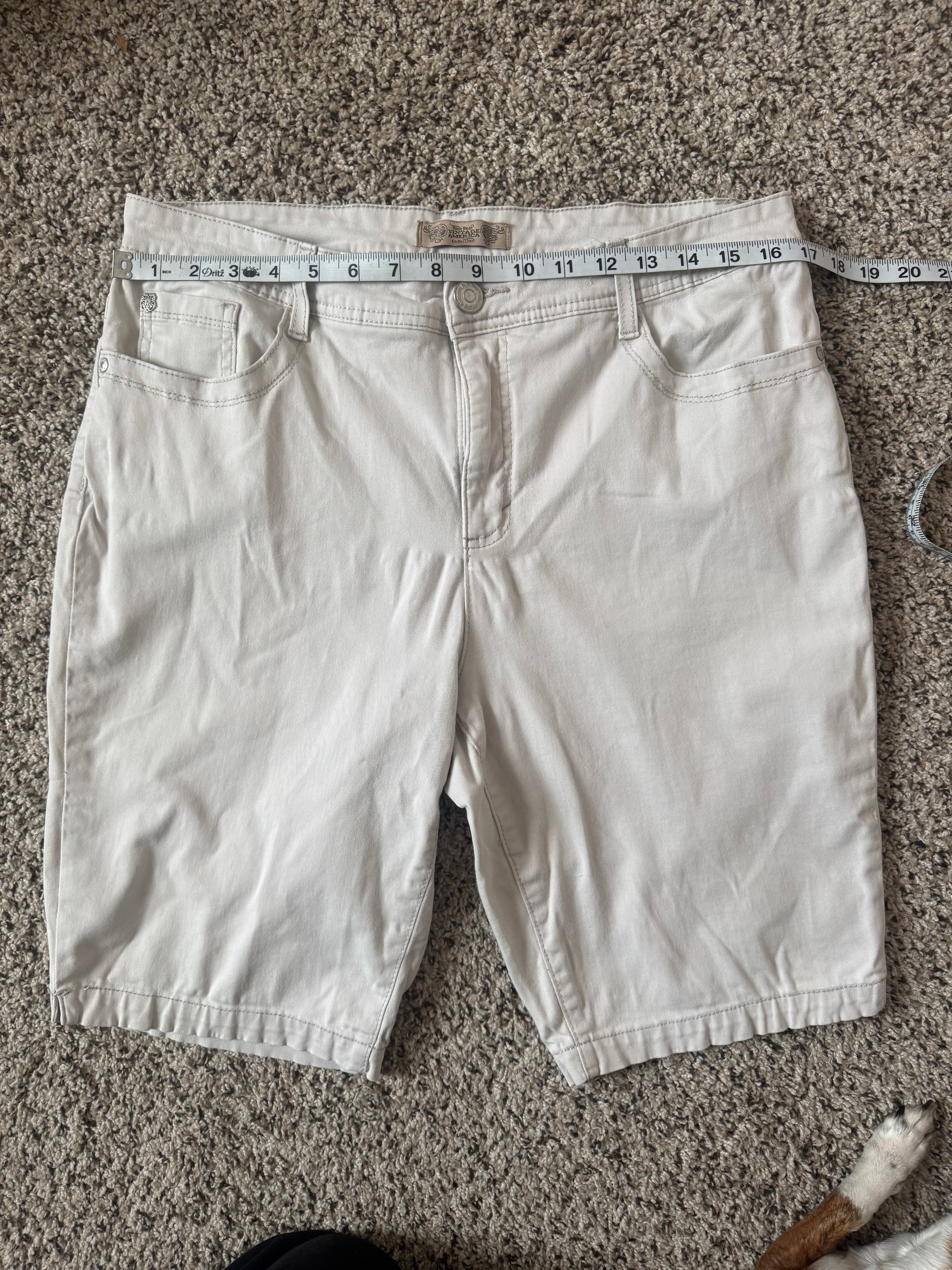 Nine West 98% Cotton 2% Spandex Size 14 Beige Bermuda Shorts
