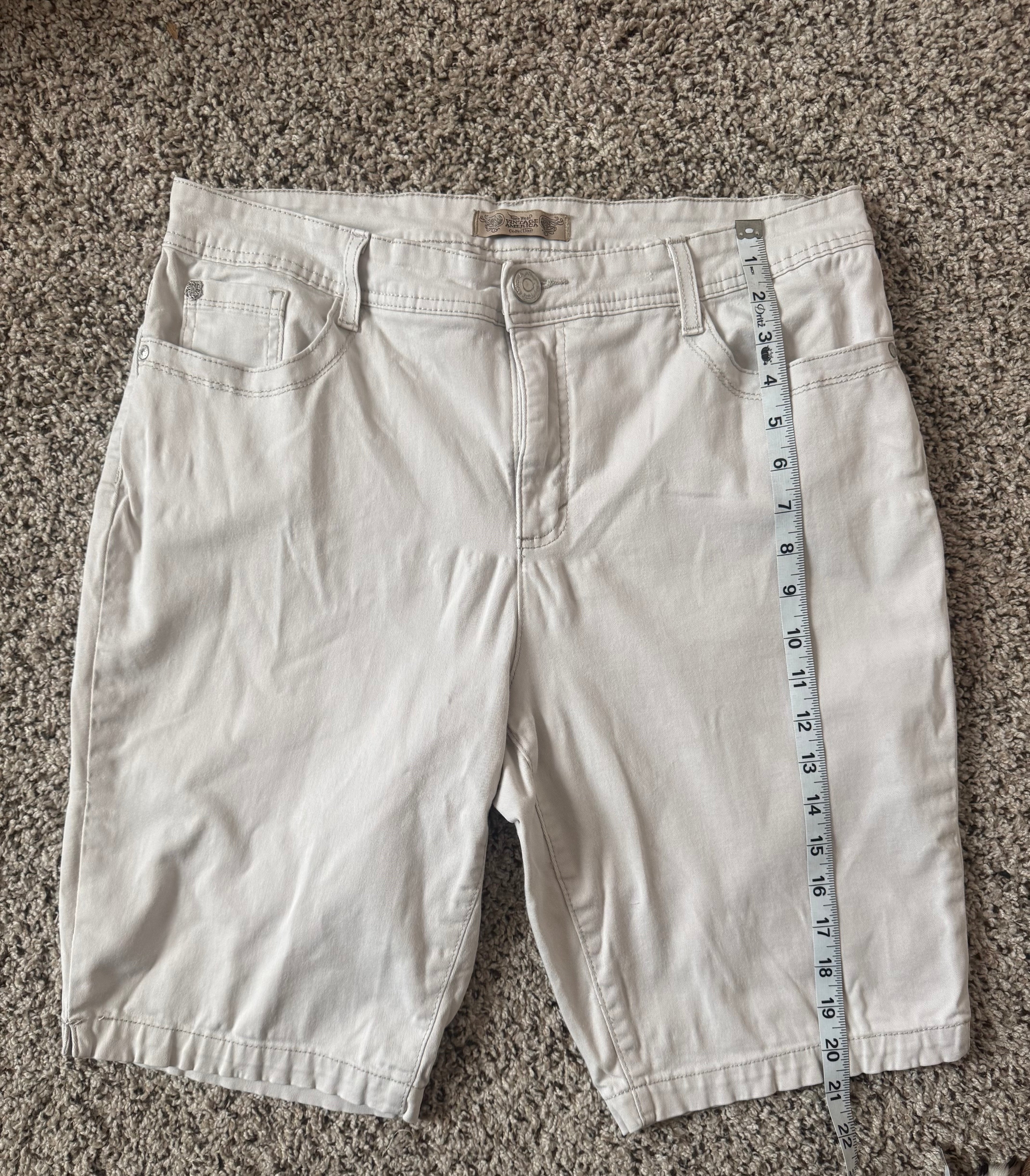 Nine West 98% Cotton 2% Spandex Size 14 Beige Bermuda Shorts