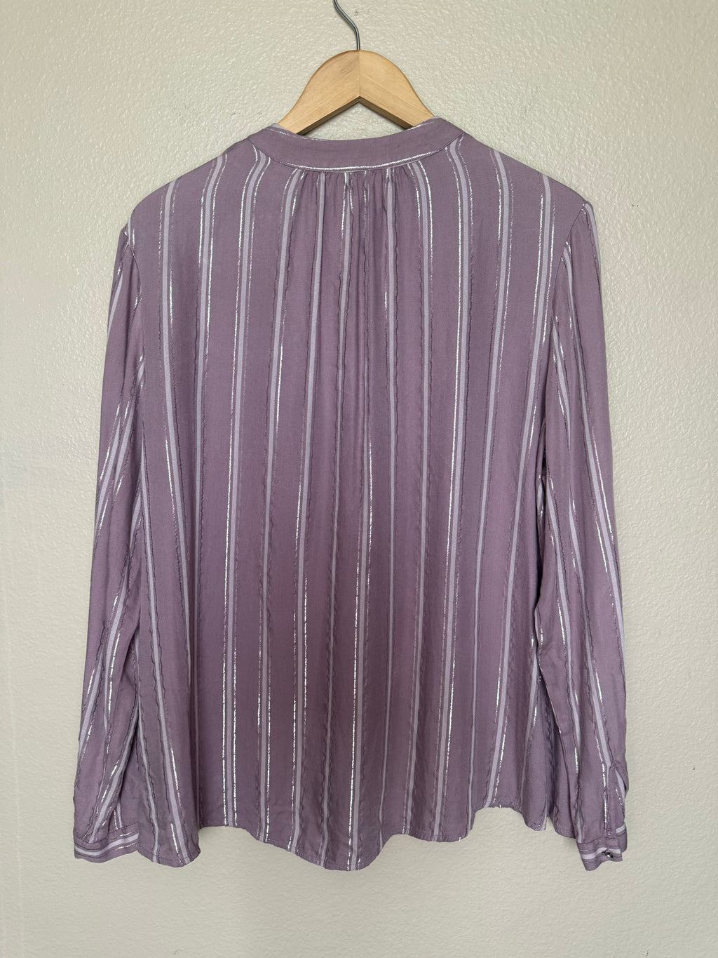 Jennifer Lopez 97% Rayon 3% Other Fibers L Lavendar and Metalic Silver Long Sleeve V-Neck