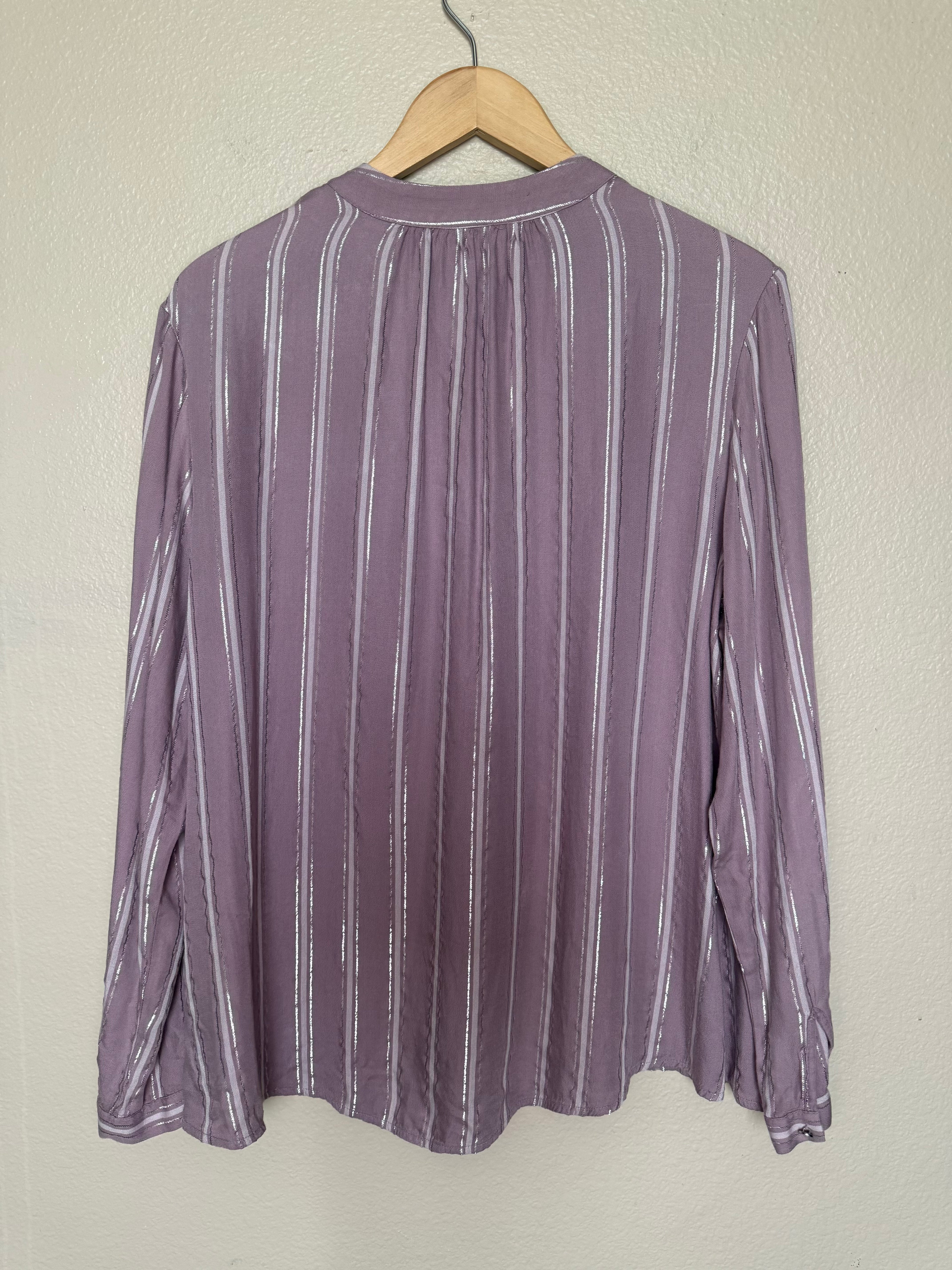Jennifer Lopez 97% Rayon 3% Other Fibers L Lavendar and Metalic Silver Long Sleeve V-Neck