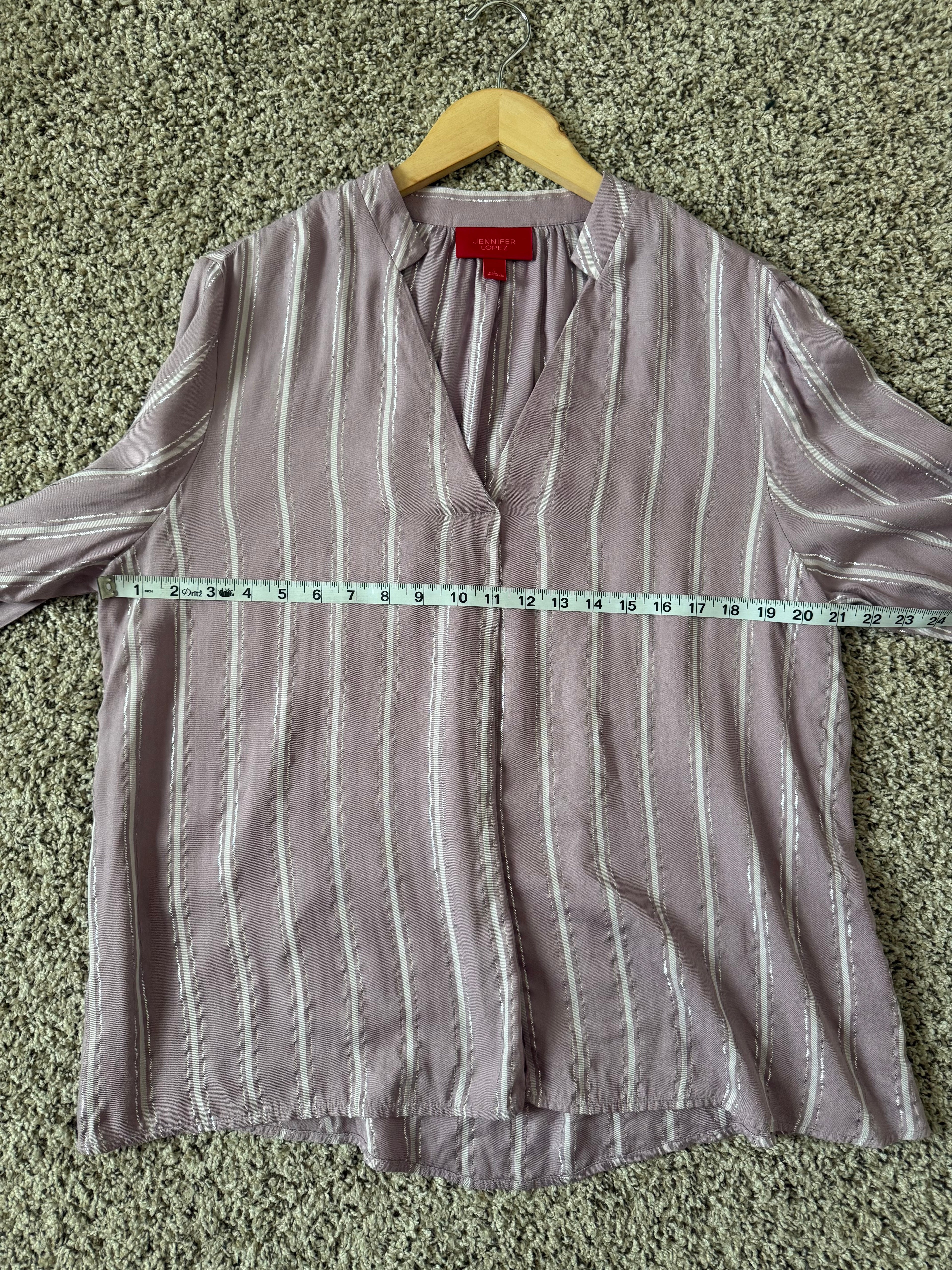Jennifer Lopez 97% Rayon 3% Other Fibers L Lavendar and Metalic Silver Long Sleeve V-Neck