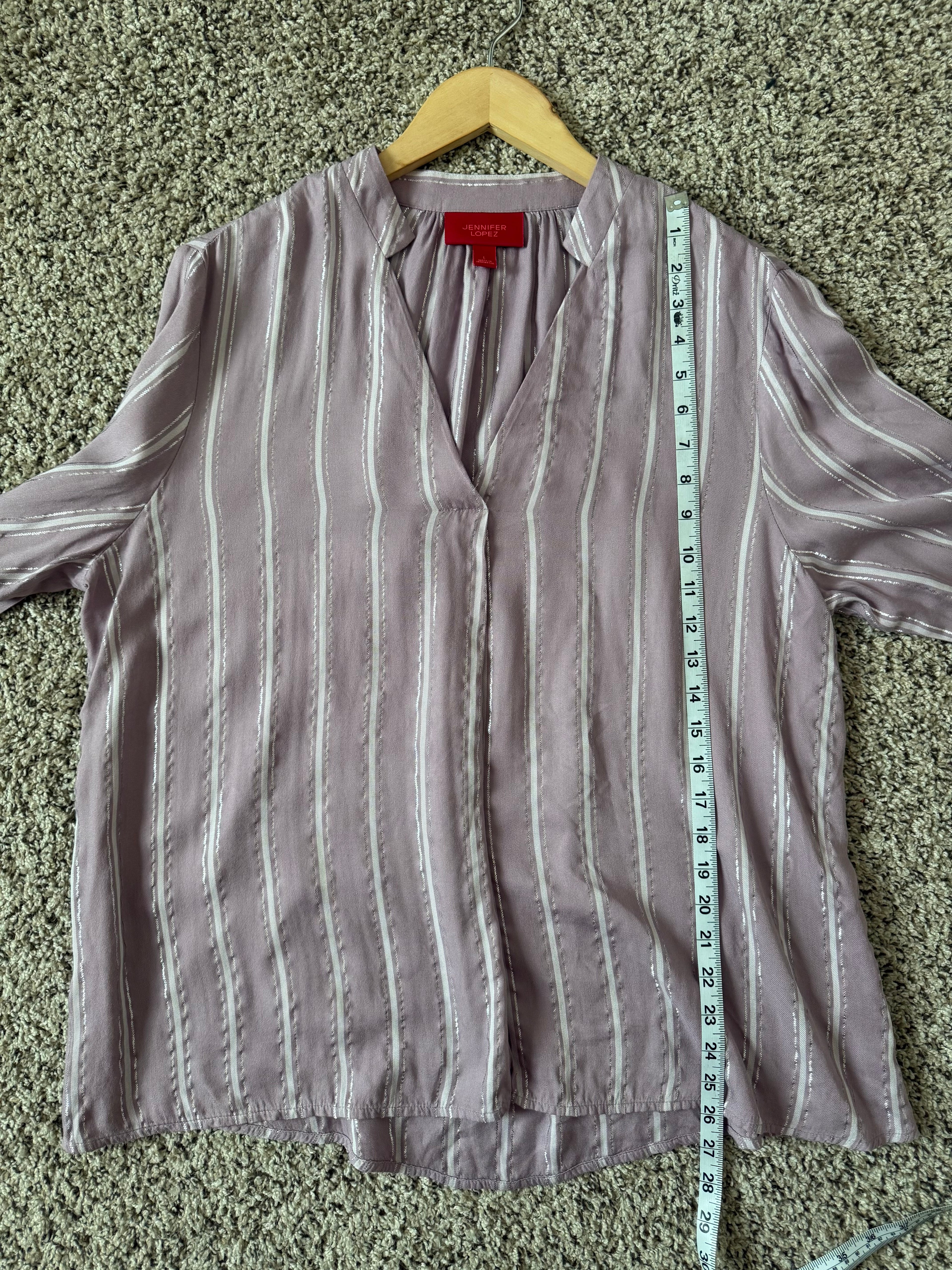 Jennifer Lopez 97% Rayon 3% Other Fibers L Lavendar and Metalic Silver Long Sleeve V-Neck