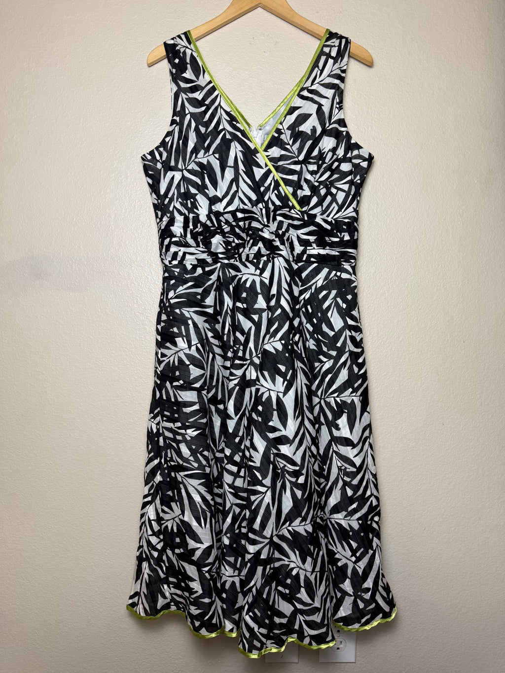 Robbie Bee 100% Cotton Size 16 Black and White Plant Print With Lime Green Trim A-Line Dress