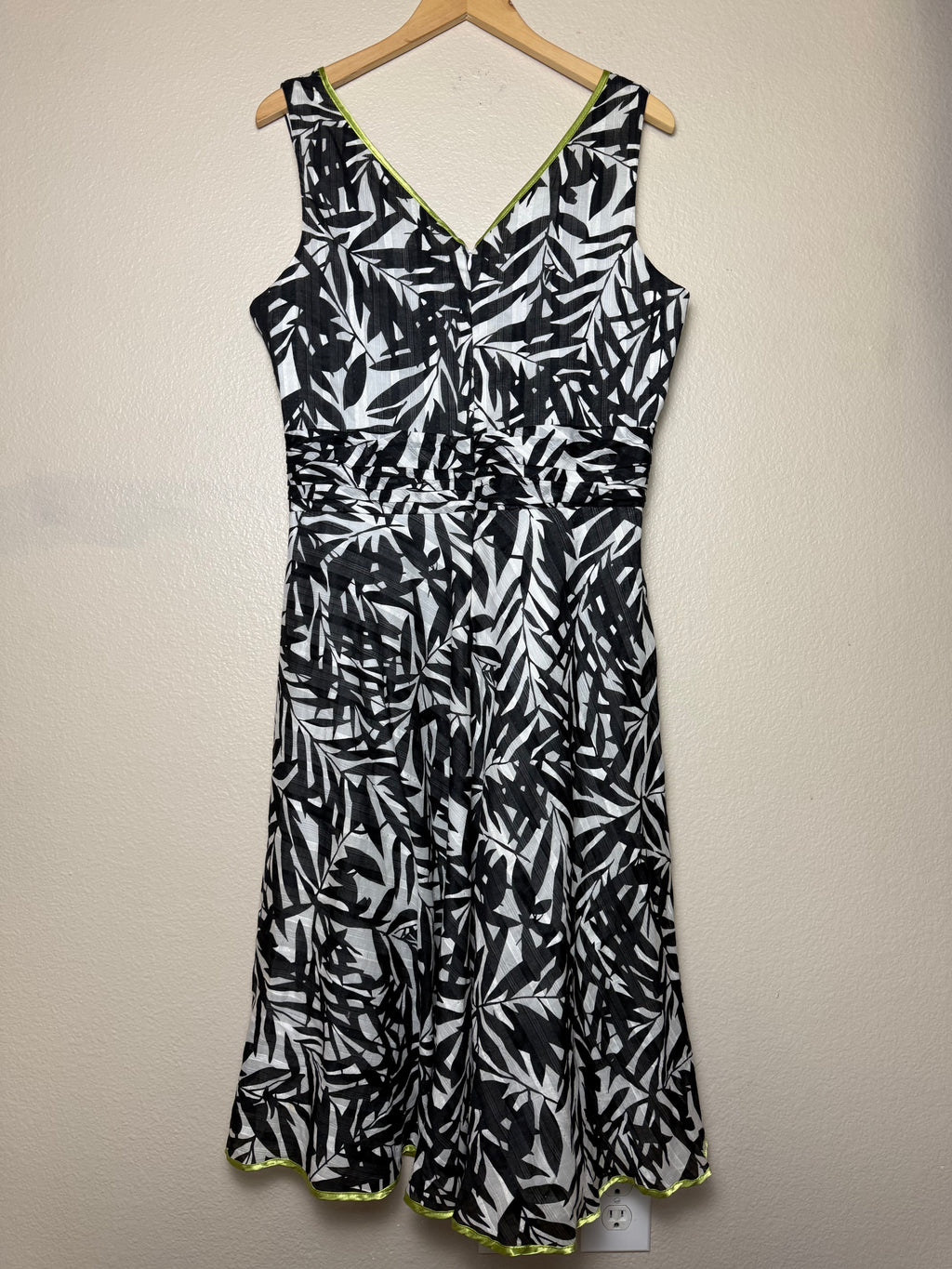 Robbie Bee 100% Cotton Size 16 Black and White Plant Print With Lime Green Trim A-Line Dress
