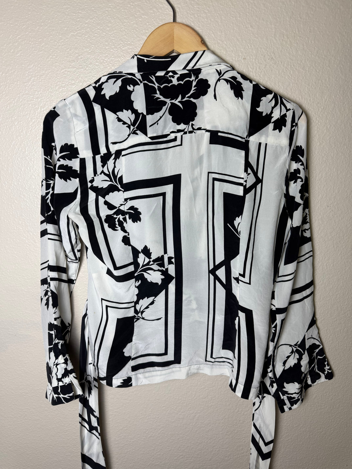 Renfrew Silk SIze 8 Black and White Tie Wrap Blouse