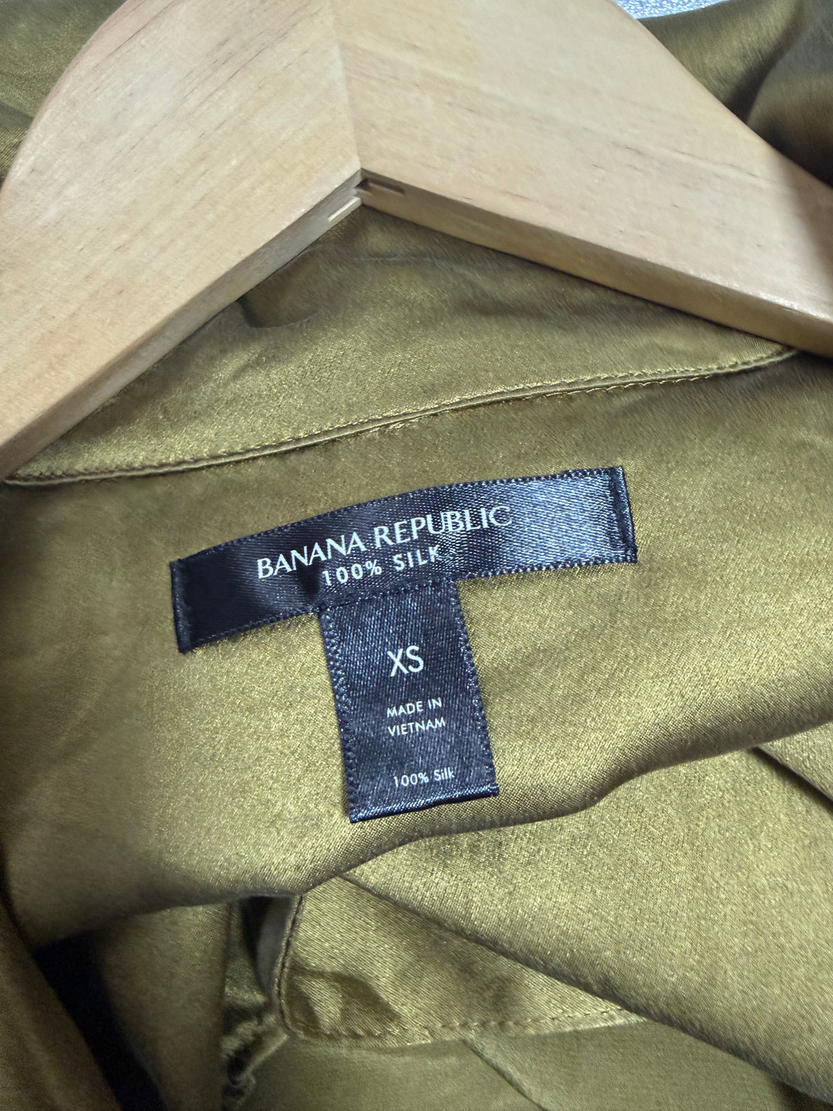 Banana Republic 100% Silk XS Yellow Gold Long Sleeve Button Down