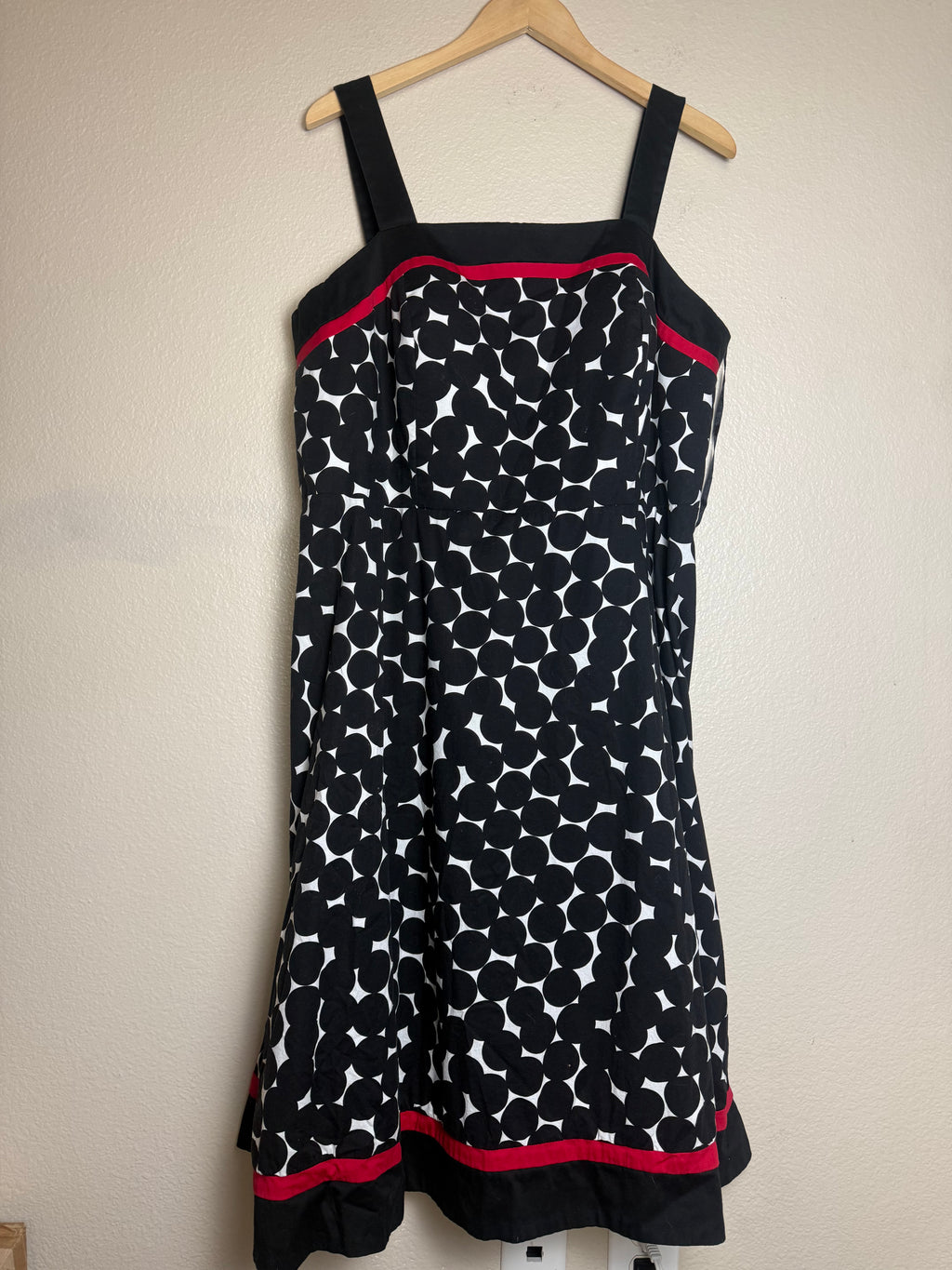 Madison Leigh 97% Cotton 3% Spandex Size 20 Black and White Polka Dot Knee Ress