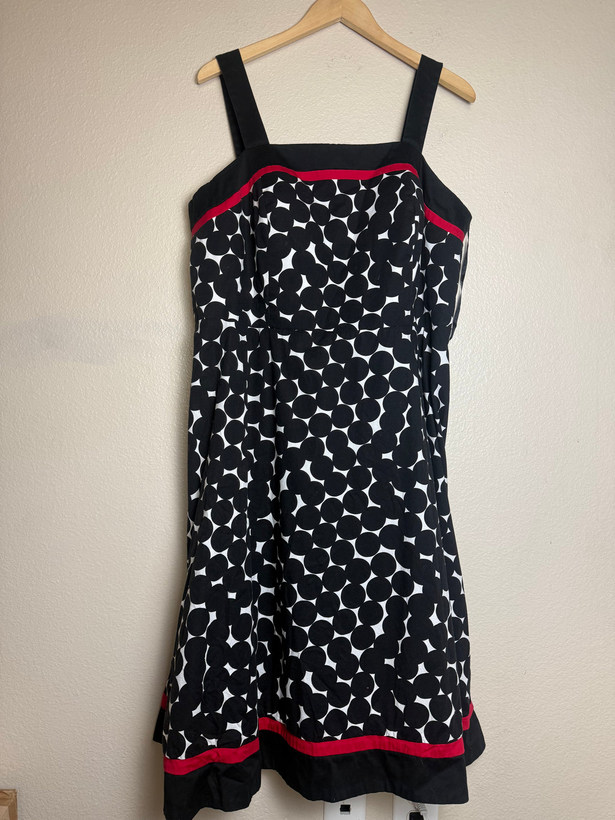 Madison Leigh 97% Cotton 3% Spandex Size 20 Black and White Polka Dot Knee Ress