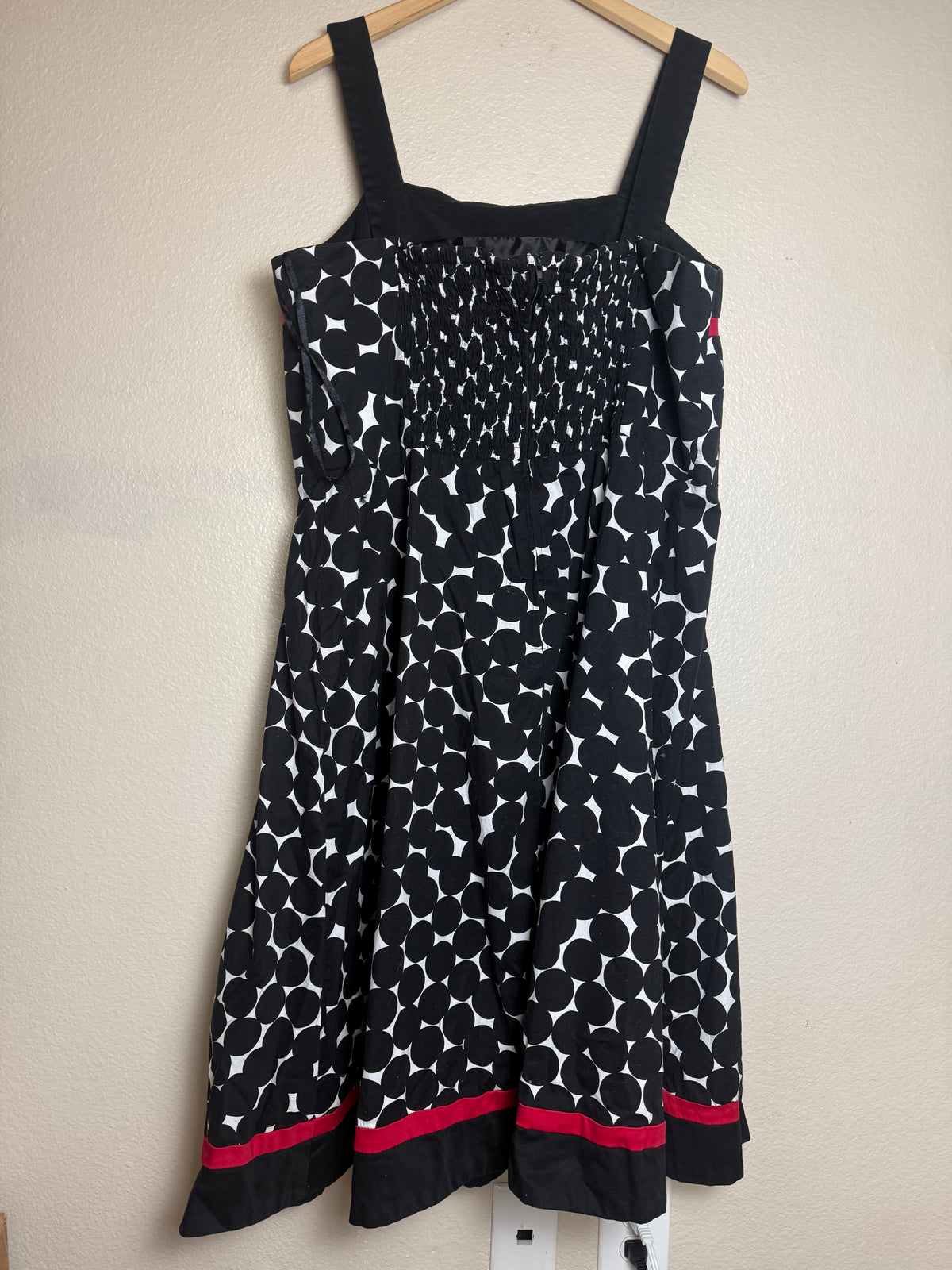 Madison Leigh 97% Cotton 3% Spandex Size 20 Black and White Polka Dot Knee Ress