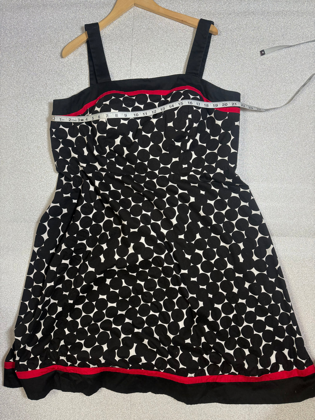 Madison Leigh 97% Cotton 3% Spandex Size 20 Black and White Polka Dot Knee Ress