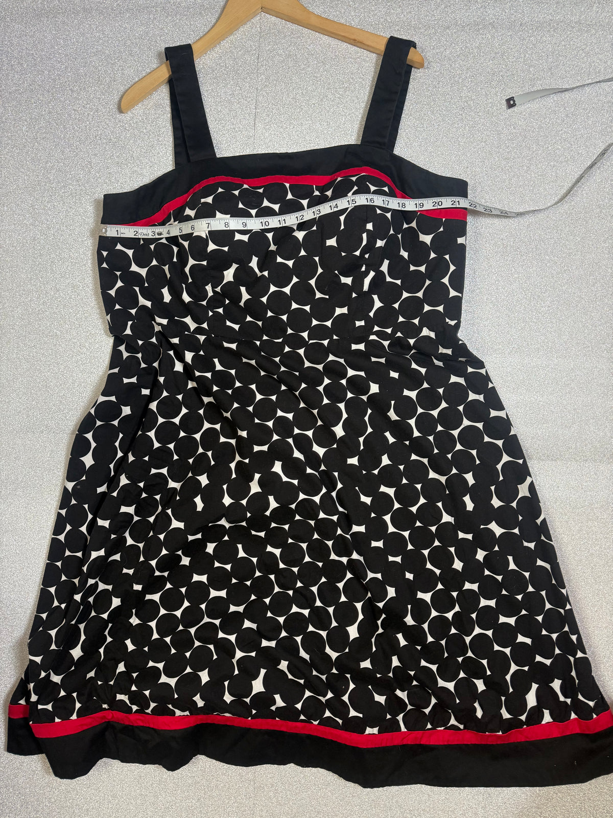 Madison Leigh 97% Cotton 3% Spandex Size 20 Black and White Polka Dot Knee Ress