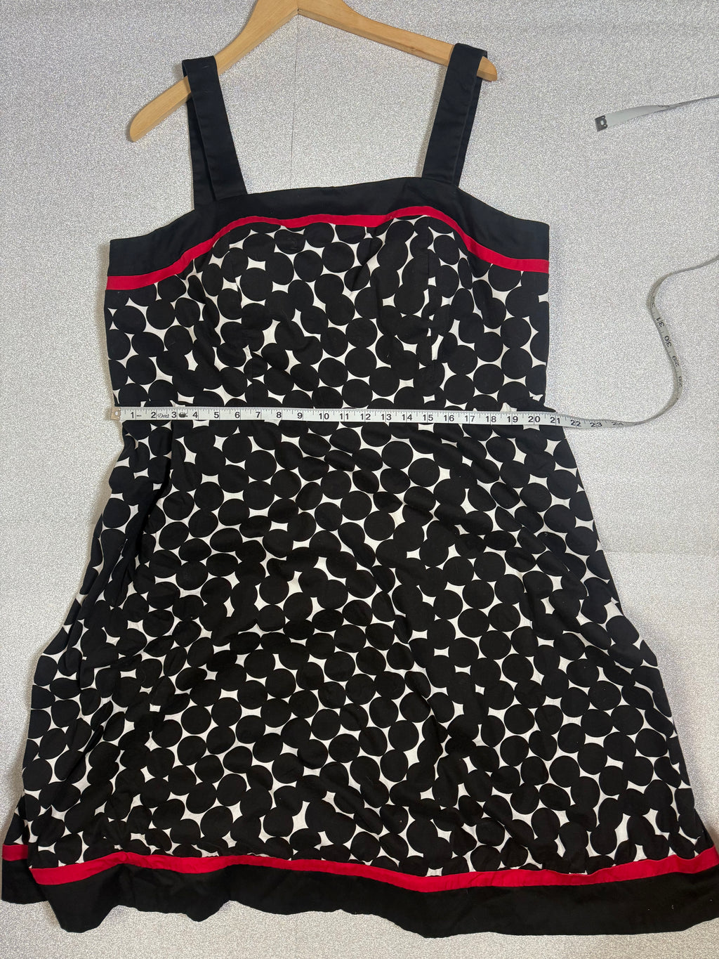 Madison Leigh 97% Cotton 3% Spandex Size 20 Black and White Polka Dot Knee Ress