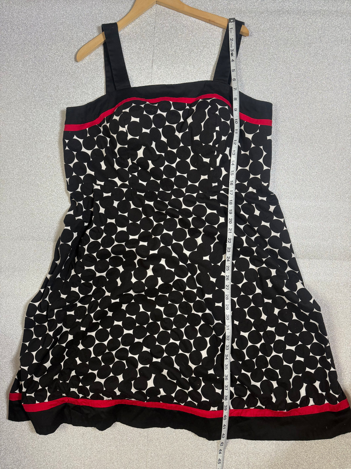 Madison Leigh 97% Cotton 3% Spandex Size 20 Black and White Polka Dot Knee Ress