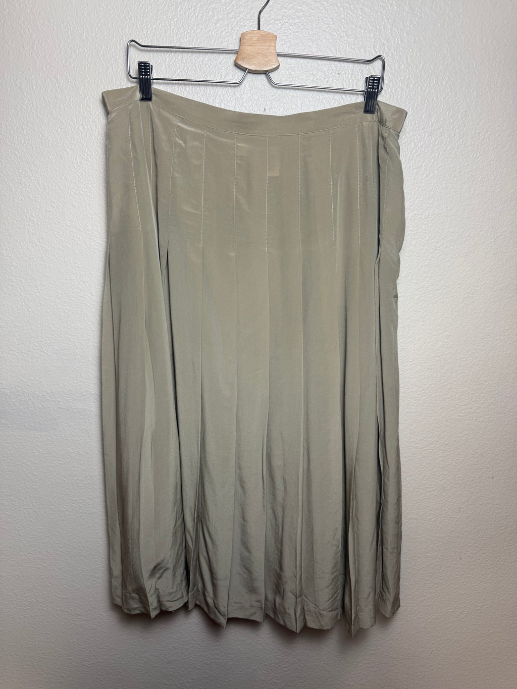 Jones New York 100% Silk Size 18 Beige Pleated Midi Skirt