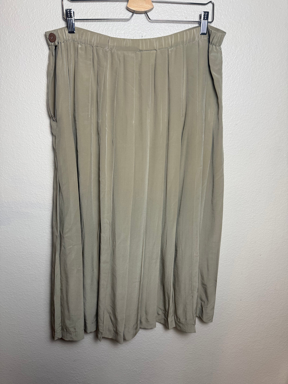 Jones New York 100% Silk Size 18 Beige Pleated Midi Skirt