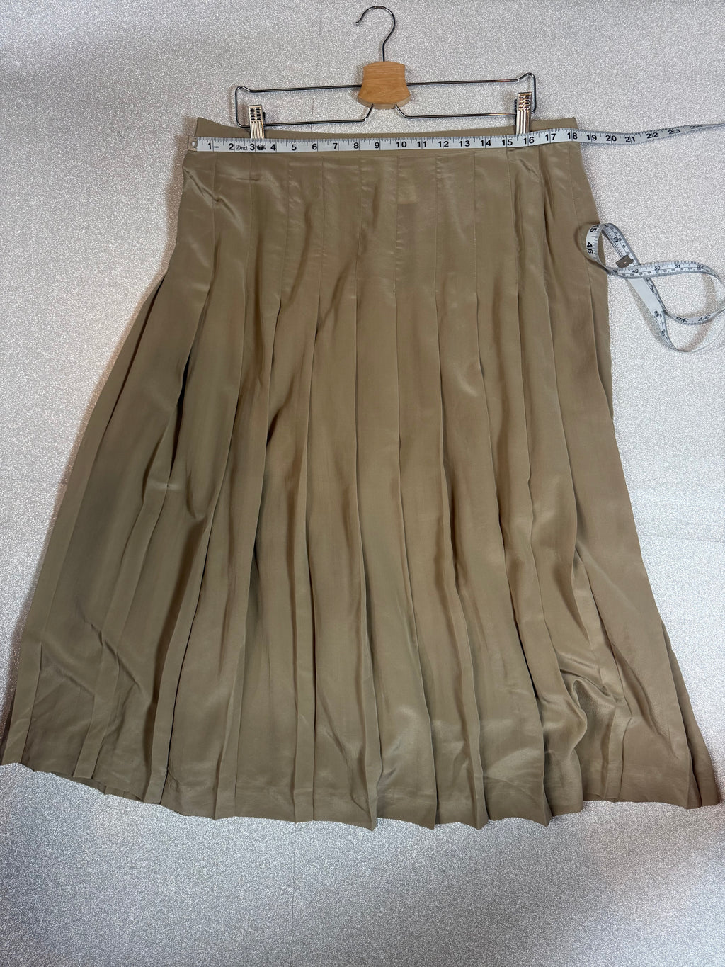 Jones New York 100% Silk Size 18 Beige Pleated Midi Skirt